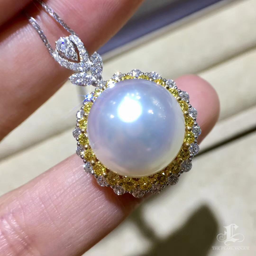 Ciondolo e anello con perle dei mari del sud e dado bianco e giallo. in vendita 2