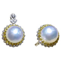Ciondolo e anello con perle dei mari del sud e dado bianco e giallo.