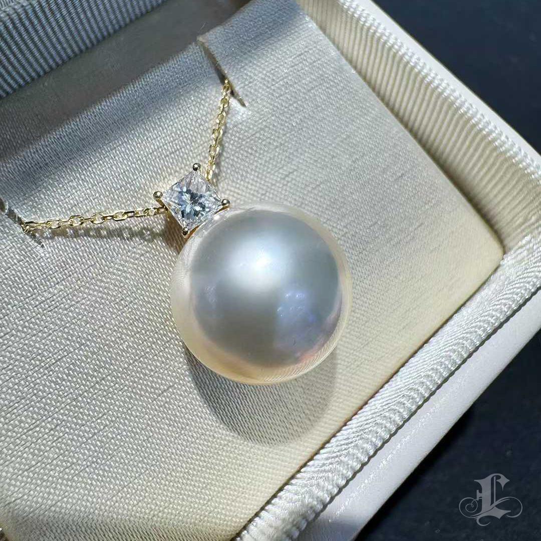 【Crown Radiance】Sovereign Glow — PSL Queen-Certified South Sea Pearl Pendant In New Condition For Sale In New York, NY