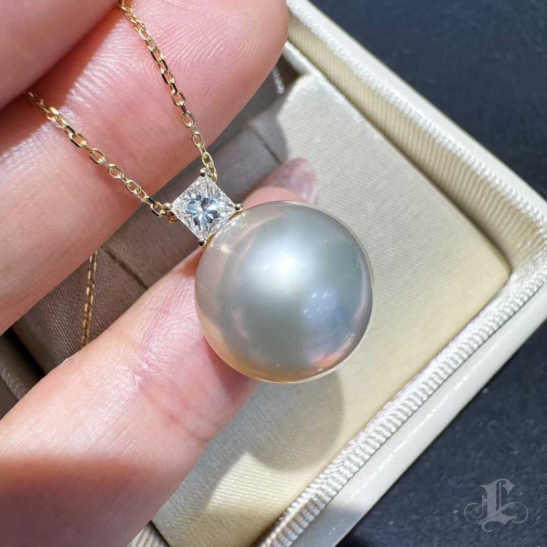 【Crown Radiance】Sovereign Glow — PSL Queen-Certified South Sea Pearl Pendant For Sale 1