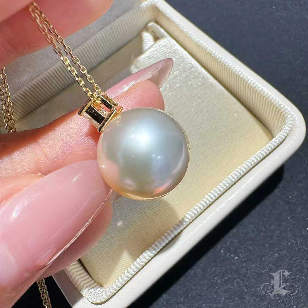 【Crown Radiance】Sovereign Glow — PSL Queen-Certified South Sea Pearl Pendant For Sale 2