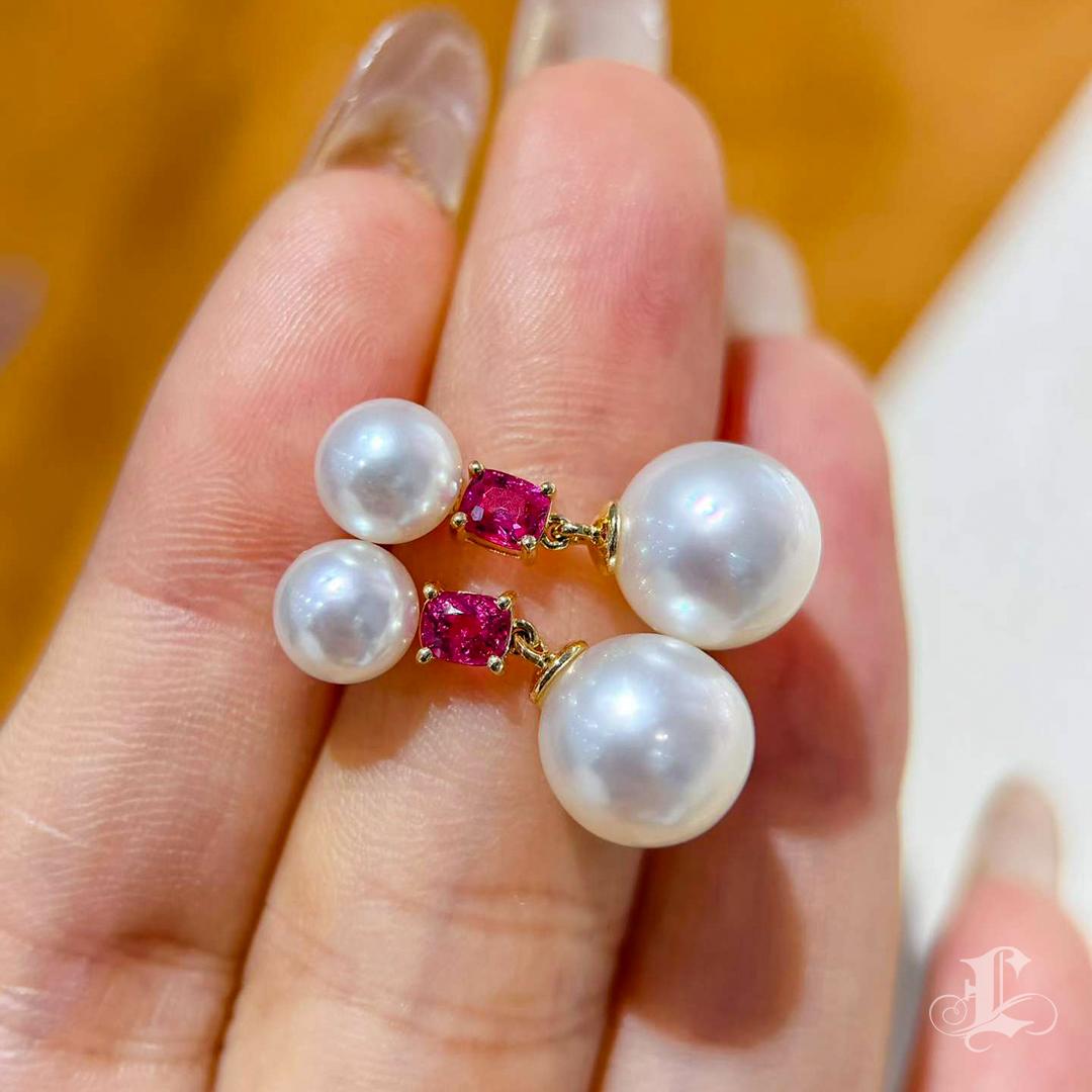 【Crown Radiance】Spinel Glow Boucles d'oreilles en perles d'Akoya et des mers du Sud Neuf - En vente à New York, NY