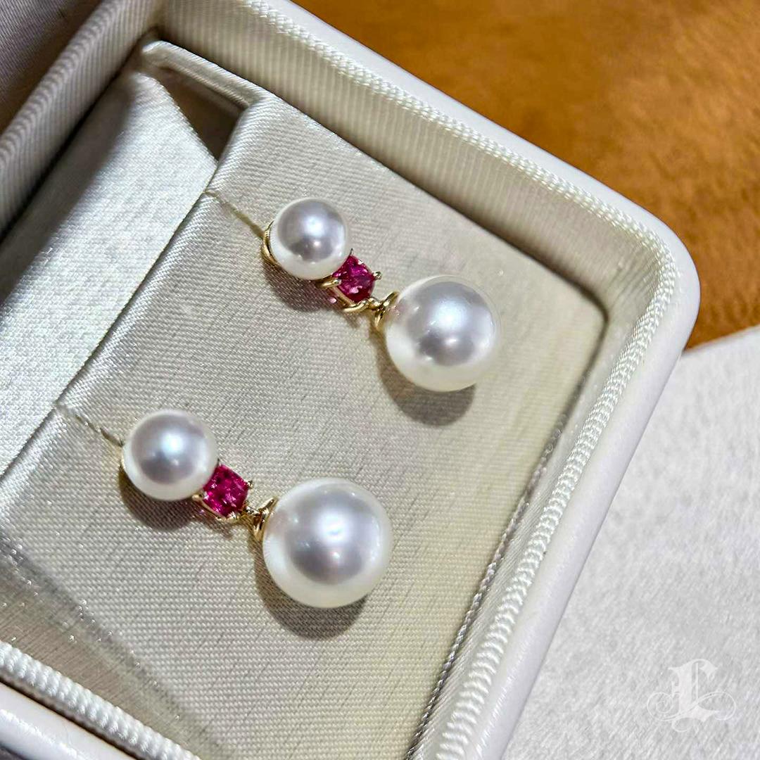 【Crown Radiance】Spinel Glow Boucles d'oreilles en perles d'Akoya et des mers du Sud en vente 1