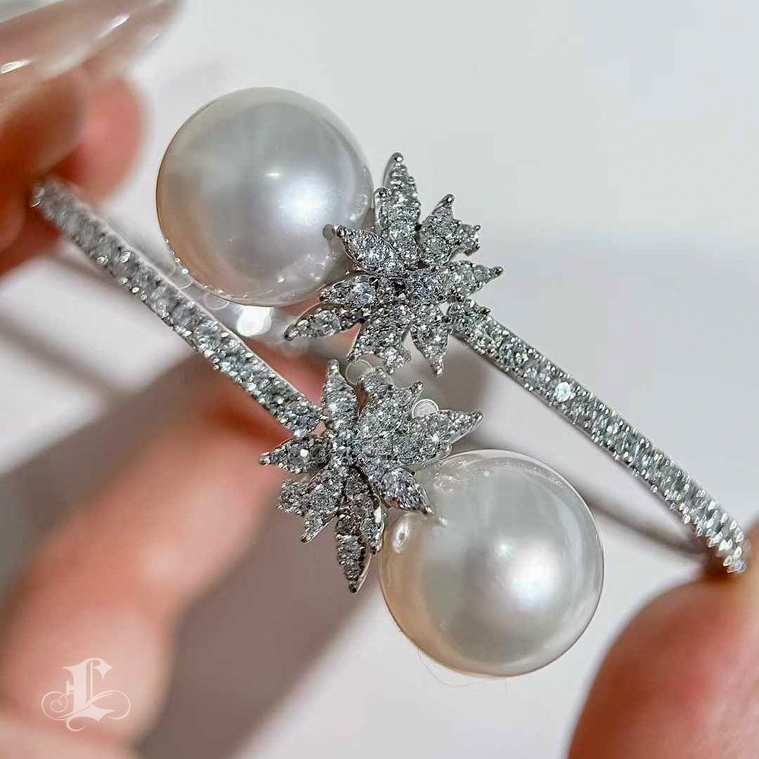 Corona Radiosa】 Bracciale con diamanti e perle dei mari del sud con gemelli Aurora. In condizioni Nuovo in vendita a New York, NY