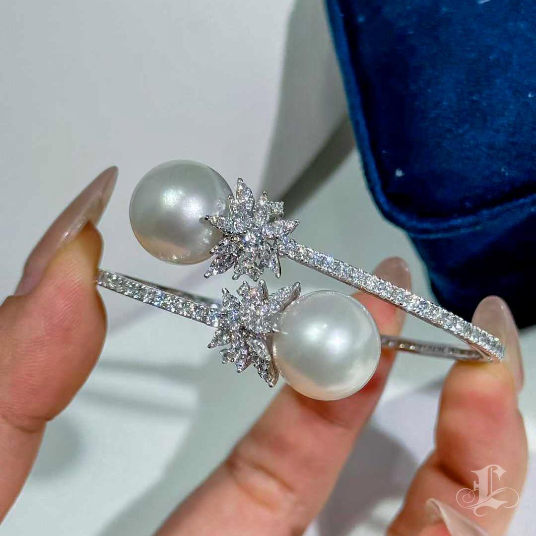 Corona Radiosa】 Bracciale con diamanti e perle dei mari del sud con gemelli Aurora. in vendita 1