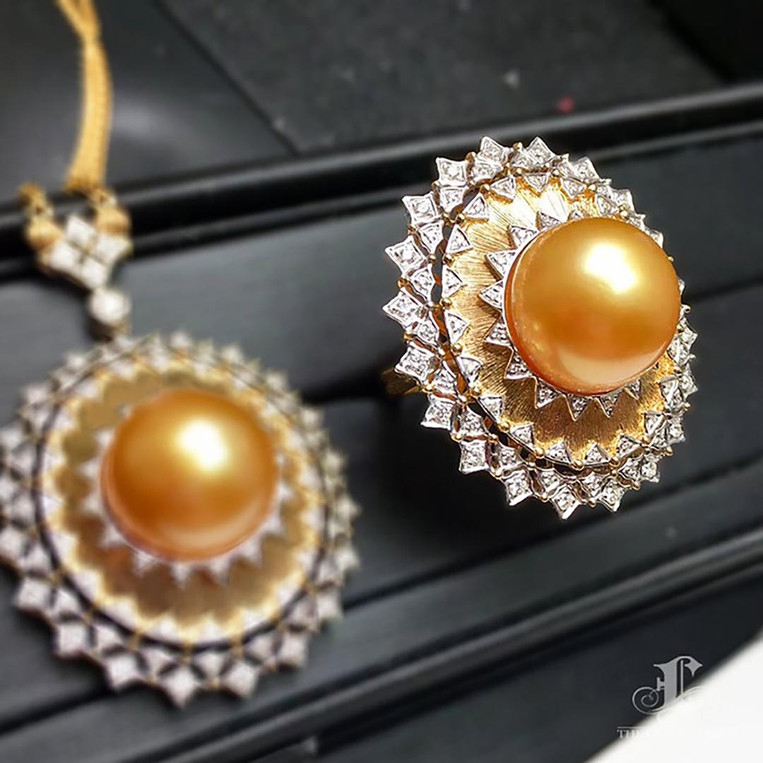 Anello di diamanti con perle dei mari del sud dorate a raggiera in vendita 1