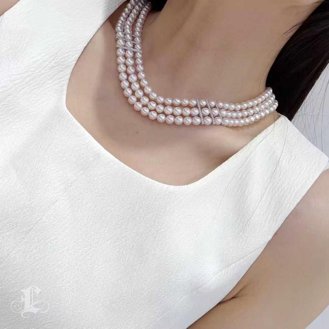 【Geometria scolpita】 Collana a tre fili di perle Akoya Aurora Grace senza tempo In condizioni Nuovo in vendita a New York, NY