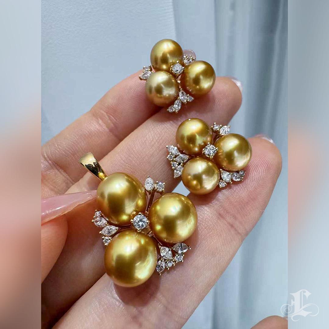 【Crown Radianc】Golden Radiance Südsee Perle Diamant Ohrringe und Anhänger Set im Angebot 6