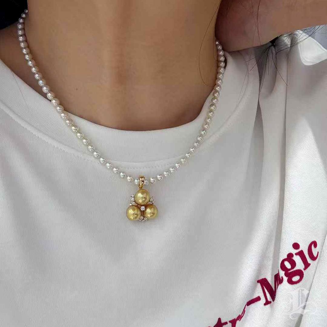 【Crown Radianc】Golden Radiance Südsee Perle Diamant Ohrringe und Anhänger Set im Zustand „Neu“ im Angebot in New York, NY