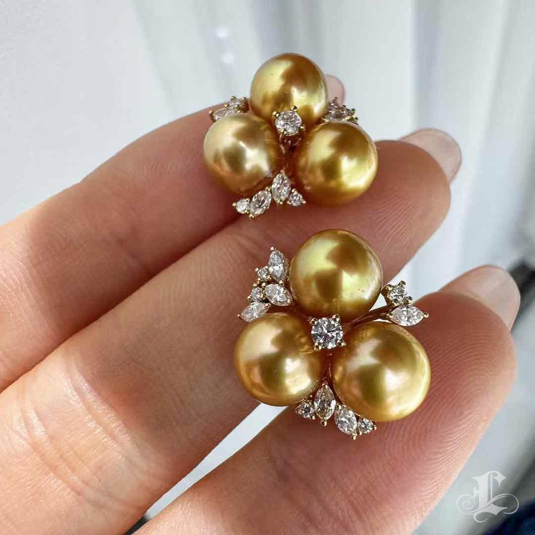【Crown Radianc】Golden Radiance Südsee Perle Diamant Ohrringe und Anhänger Set im Angebot 1
