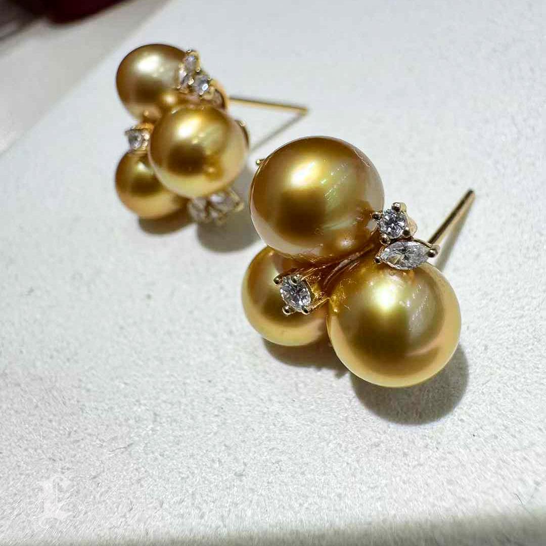【Crown Radianc】Golden Radiance Südsee Perle Diamant Ohrringe und Anhänger Set im Angebot 3