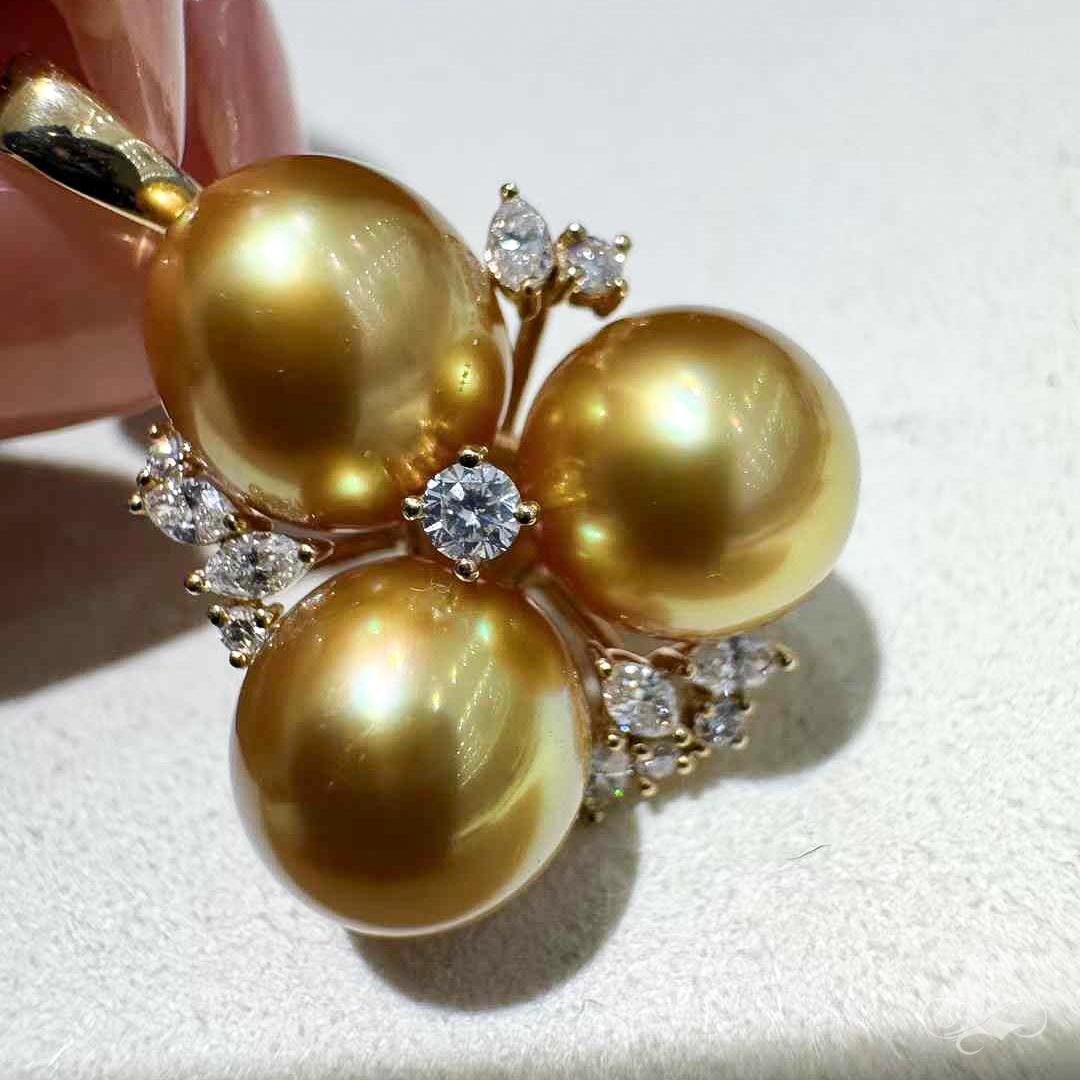 【Crown Radianc】Golden Radiance Südsee Perle Diamant Ohrringe und Anhänger Set im Angebot 4