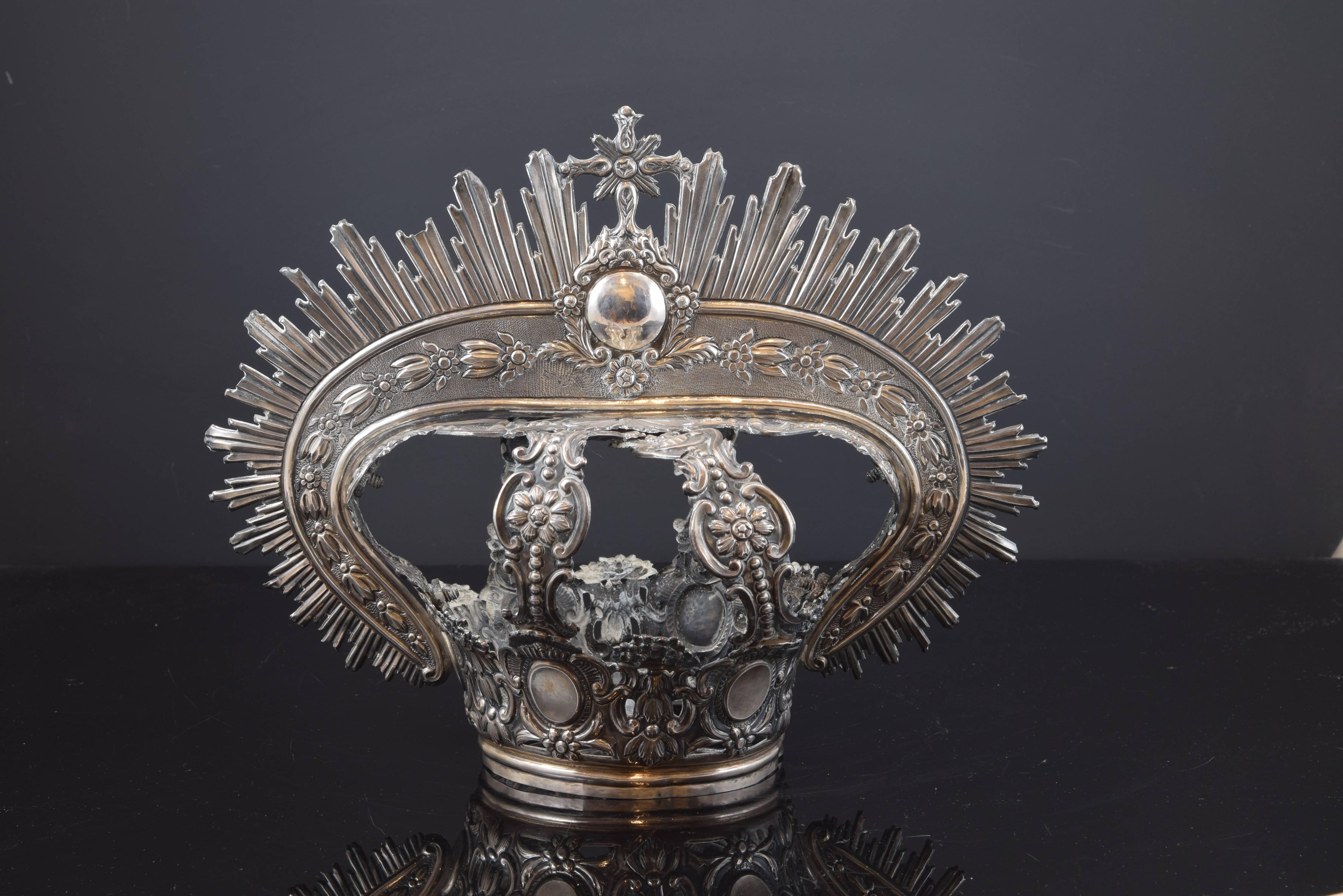 Contrast Diego de la Vega y Torres; silversmith Francisco de Paula Martos (Córdoba, 1775-1850).
Crown made of silver in its color, with smooth ring, basket with circular mirrors surrounded by 