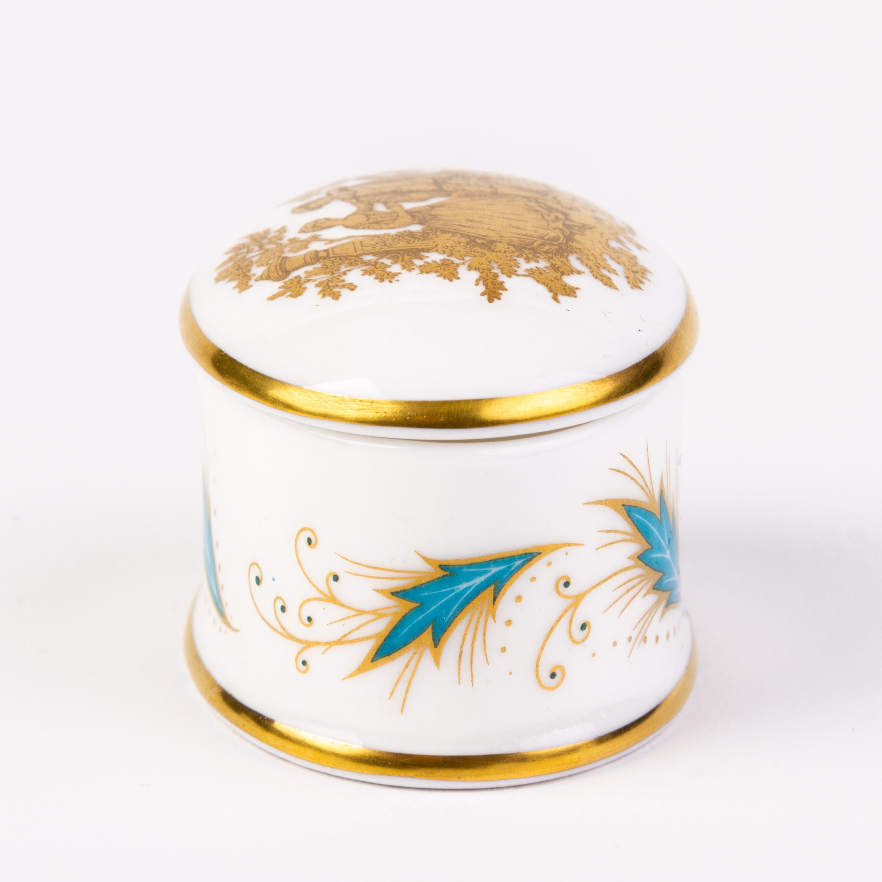In good condition
From a private collection
Crown Staffordshire Gilt Porcelain Romantic Lidded Box 