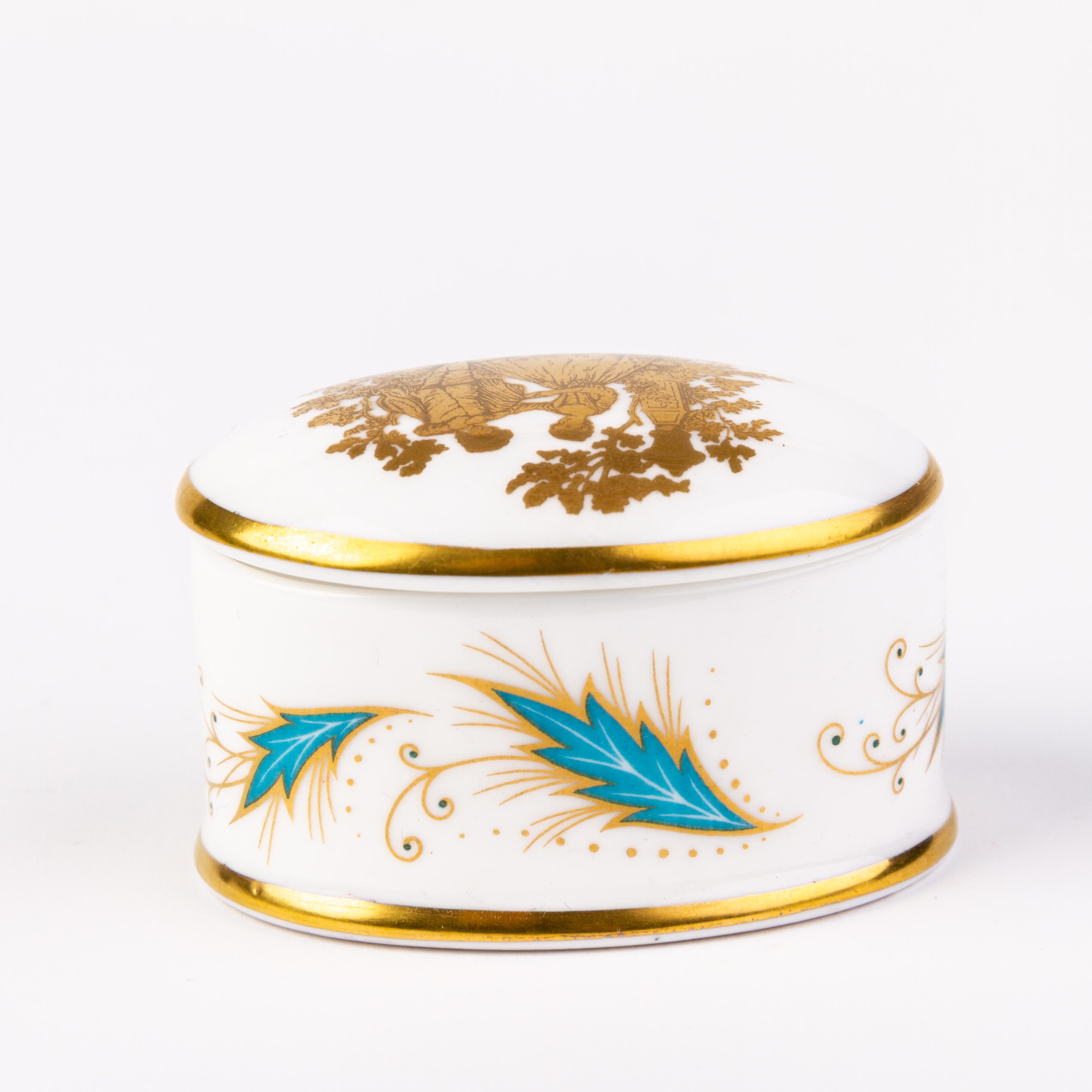 Crown Staffordshire Gilt Porcelain Romantic Lidded Box  In Good Condition For Sale In Nottingham, GB