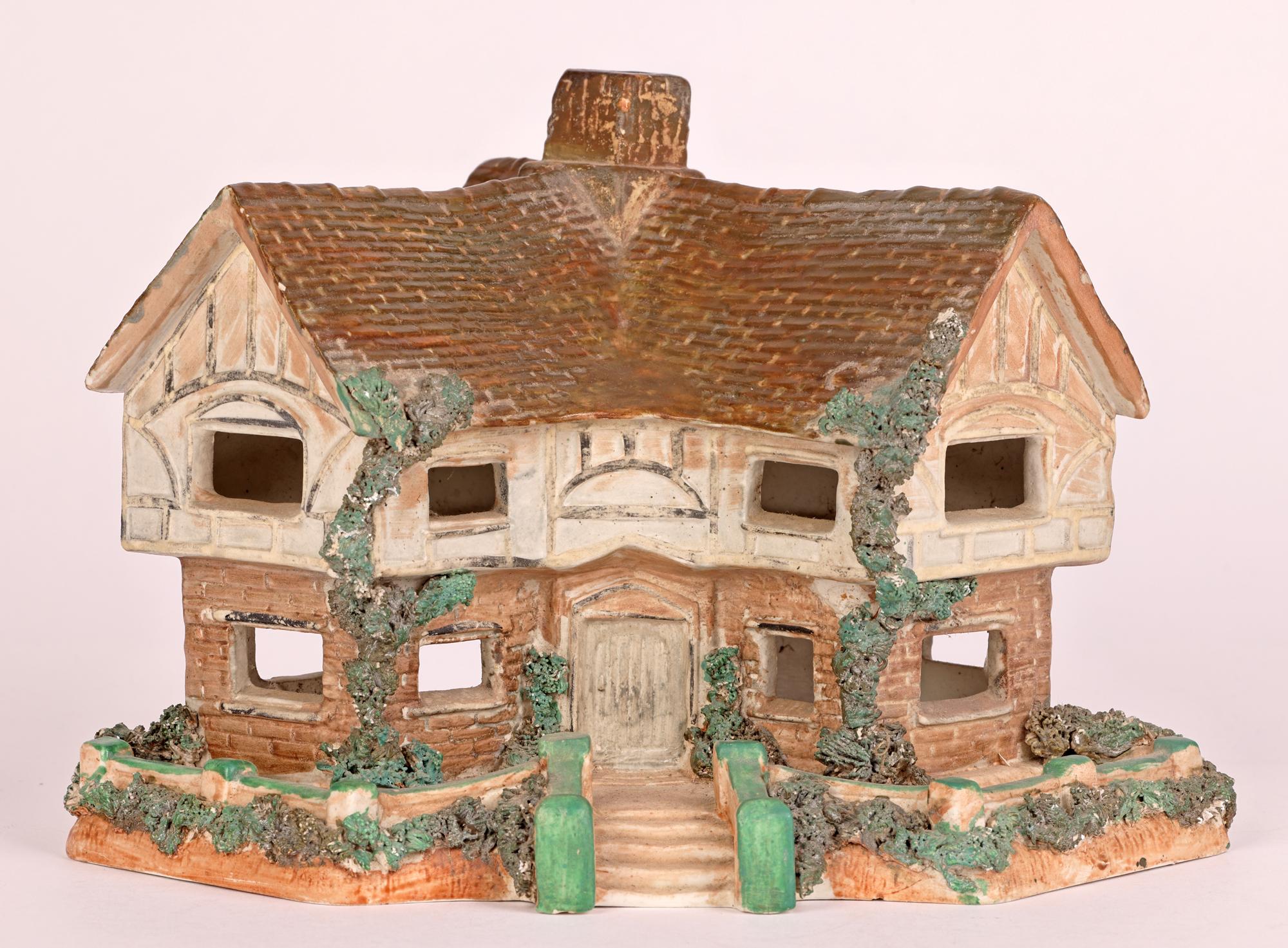 Crown Staffordshire Grande bruciapasta in porcellana Tudor House, 1906 ca.   in vendita 2