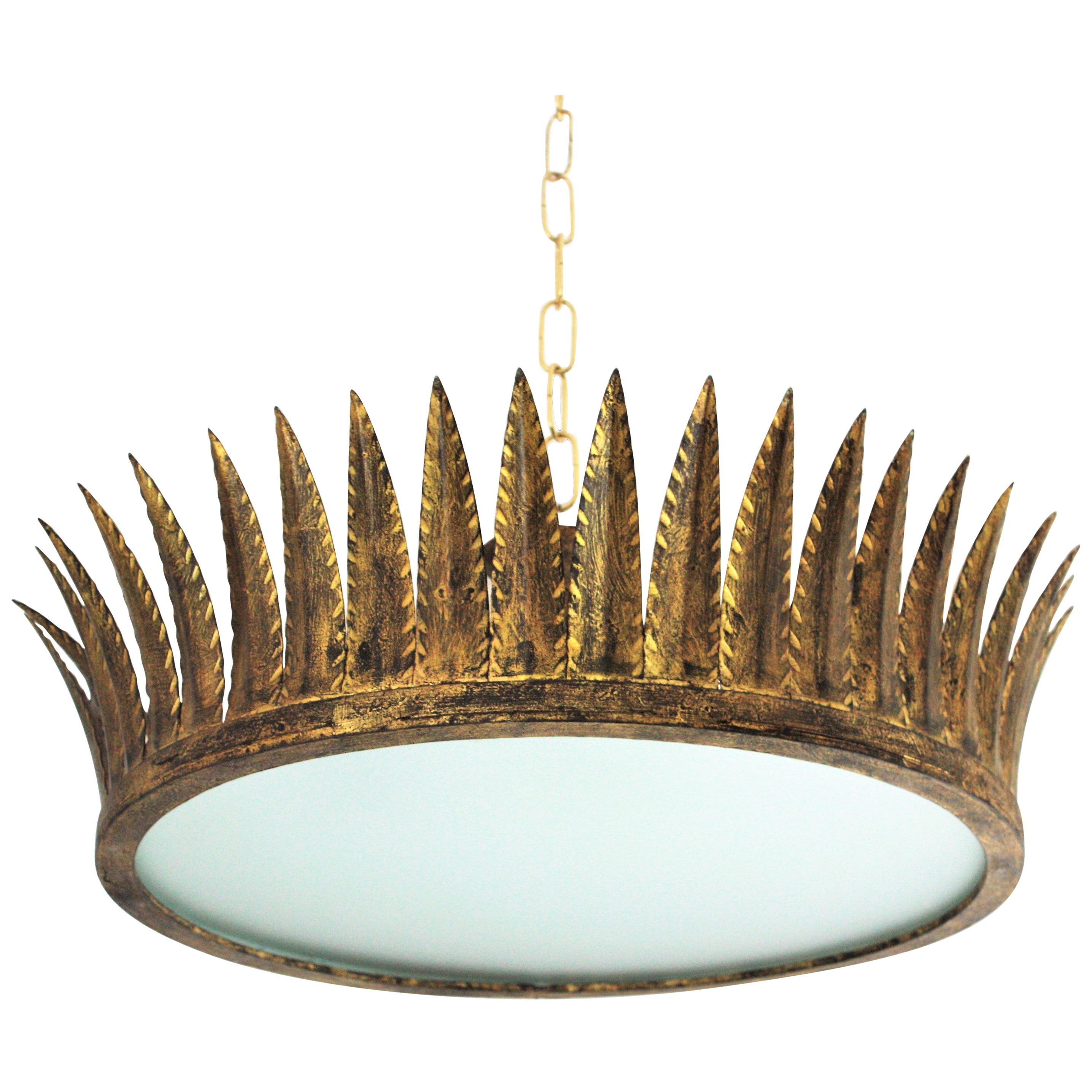 Large crown sunburst ceiling light fixture or chandelier in wrought iron, 1960s
Hand-hammered gilt iron sunburst crown light fixture with frosted glass difussor. Manufactured by Ferro-Art. Spain, 1950s.
This gorgeous large crown light fixture was