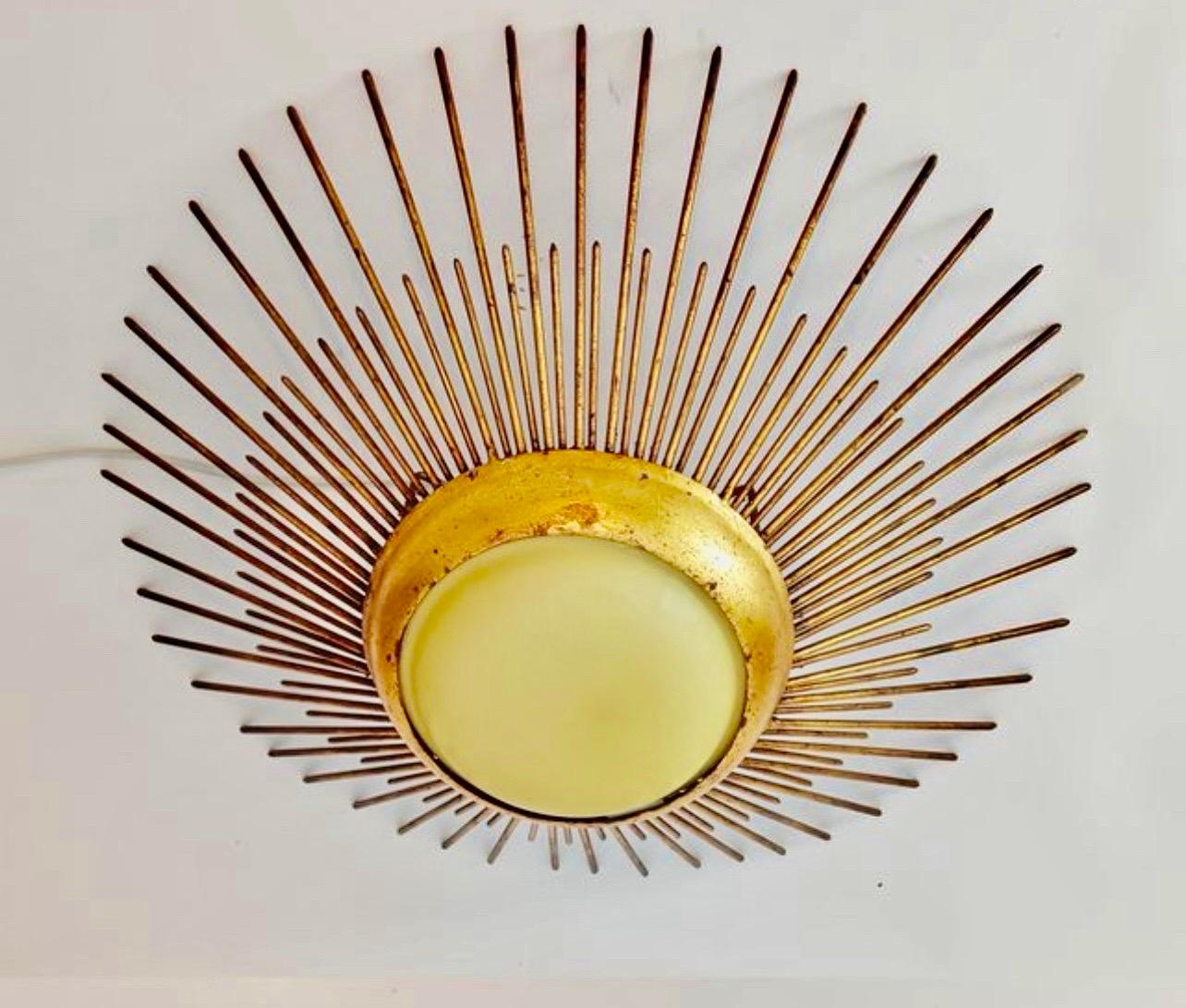 Grande lampe couronne espagnole en métal doré et verre dépoli, Espagne, années 1950. Cadre ou suspension en fer doré du milieu du siècle dernier avec des motifs de feuilles de laurier entourant un diffuseur central en verre dépoli. Fabriqué à la