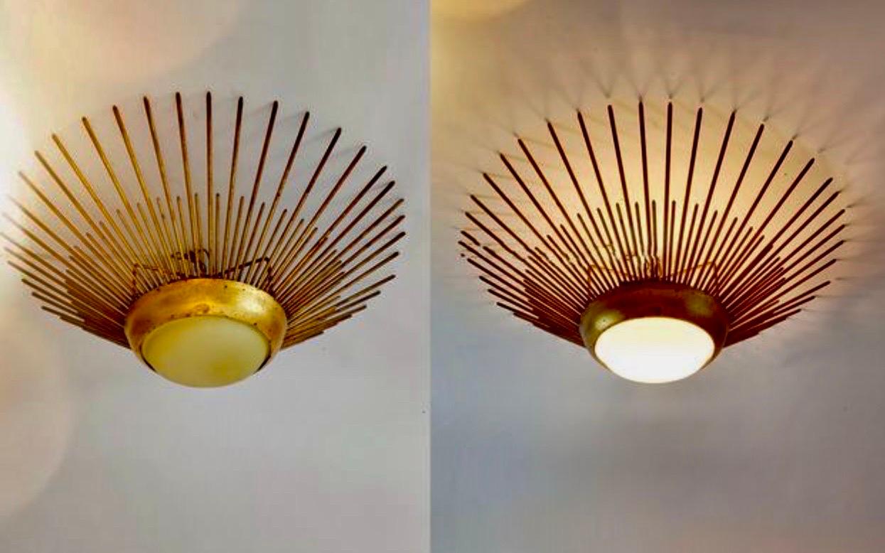 Mid-Century Modern Luminaire Crown Sunburst en métal doré et verre givré courbe 24 pouces, circa 1950 en vente