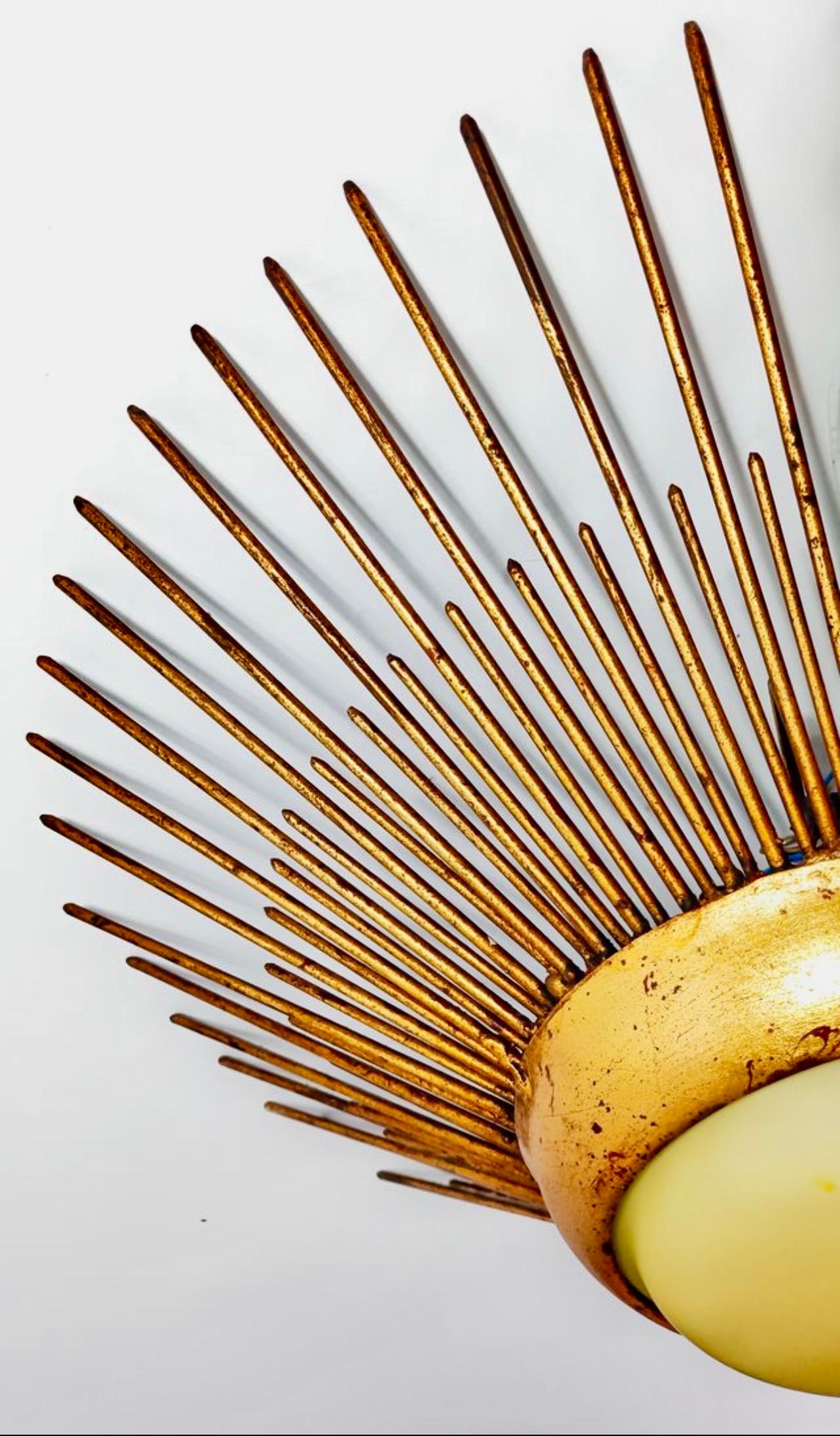 Espagnol Luminaire Crown Sunburst en métal doré et verre givré courbe 24 pouces, circa 1950 en vente