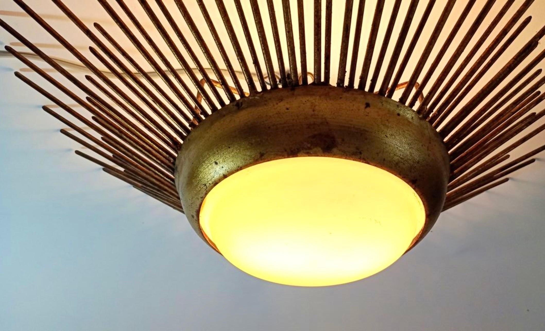 Martelé Luminaire Crown Sunburst en métal doré et verre givré courbe 24 pouces, circa 1950 en vente