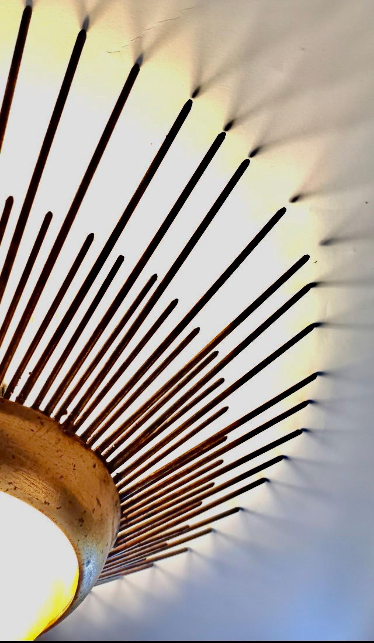 Milieu du XXe siècle Luminaire Crown Sunburst en métal doré et verre givré courbe 24 pouces, circa 1950 en vente