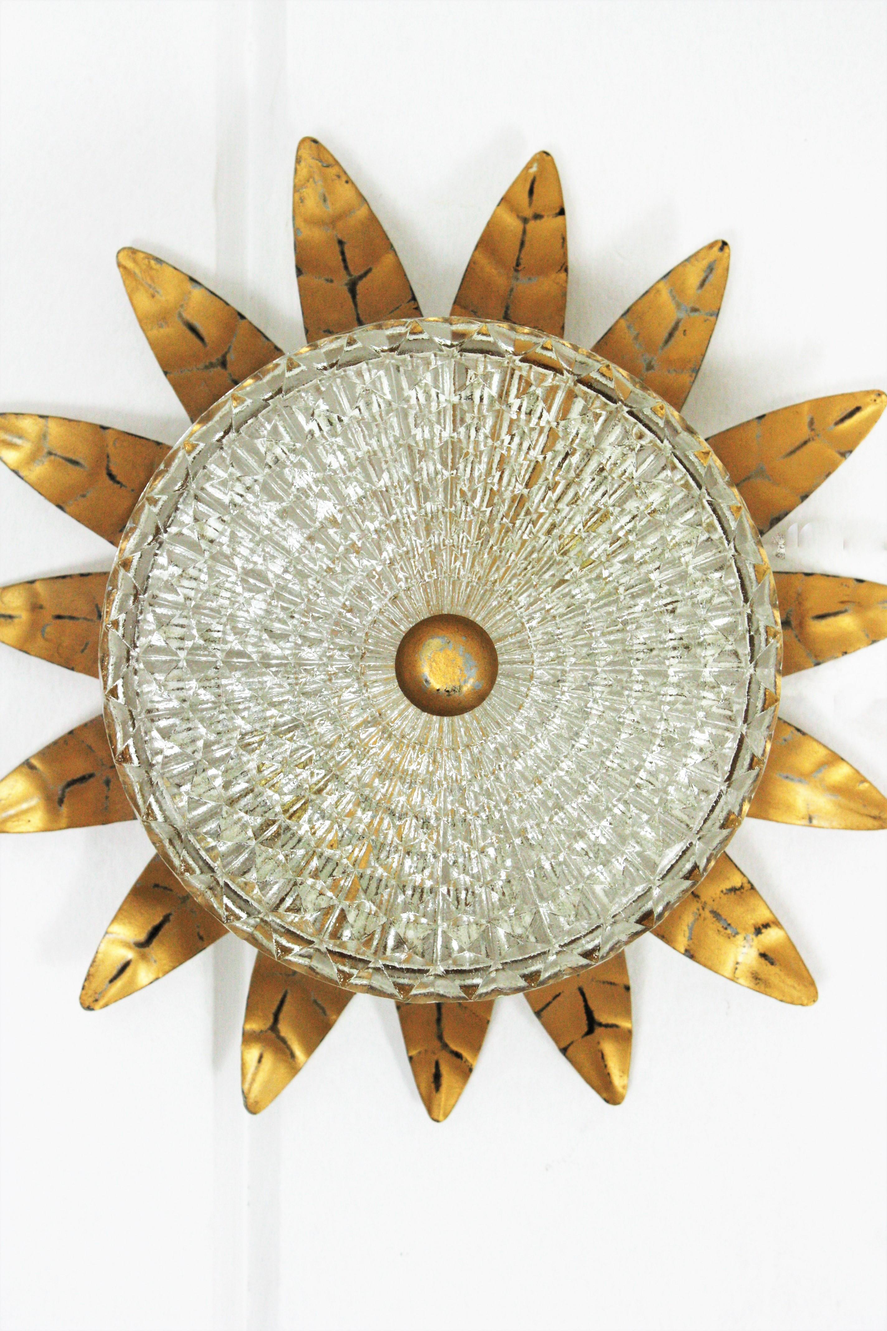 Kronleuchter aus vergoldetem Eisen und Glas mit Sonnenschliff, 1950er Jahre (20. Jahrhundert) im Angebot