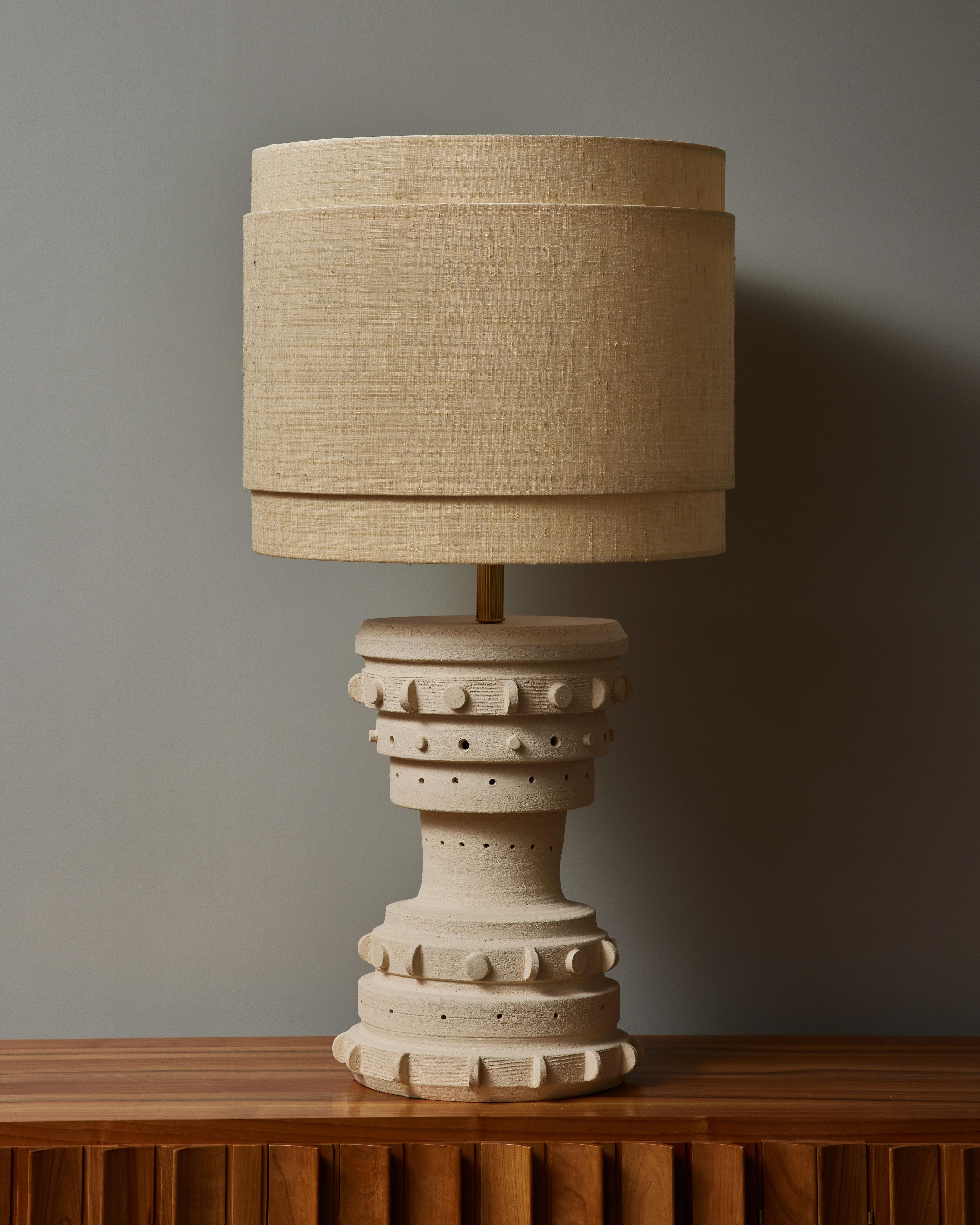 Single table lamp made in unglazed ceramic by the french artist Olivia Cognet


Since moving to Los Angeles in 2016, French artist and desi- gner Olivia Cognet has focused on ceramics as the fertile medium through which she expresses her