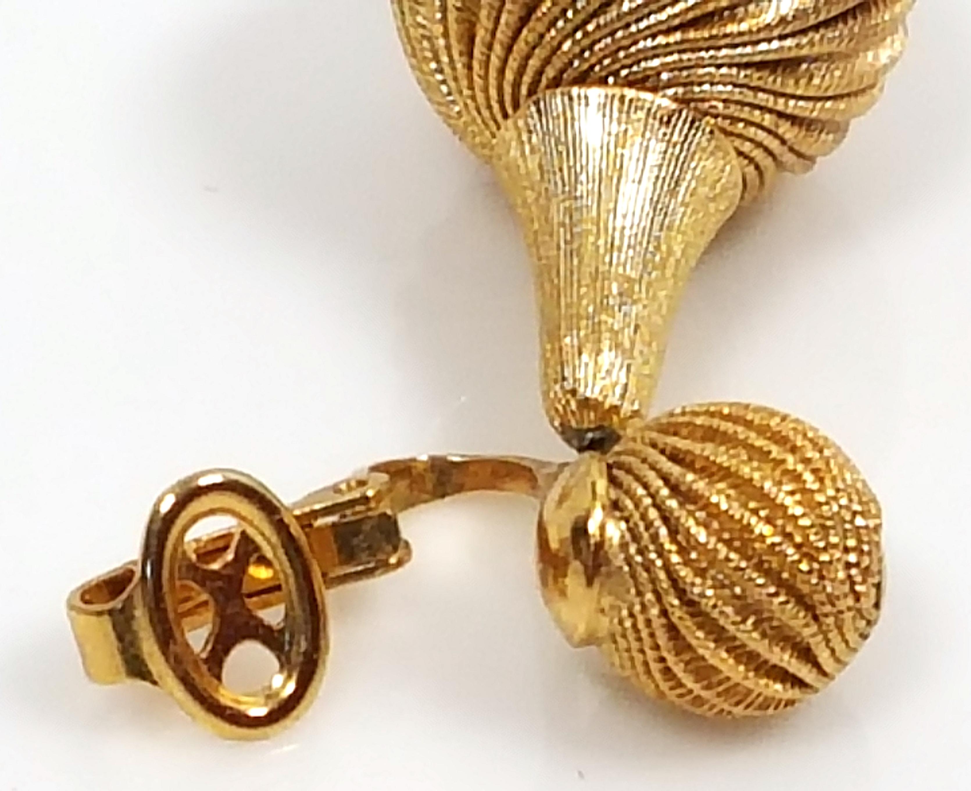 Sautoir texturé à pompons en or jaune Philippe Trifari des années 1930 en vente 6
