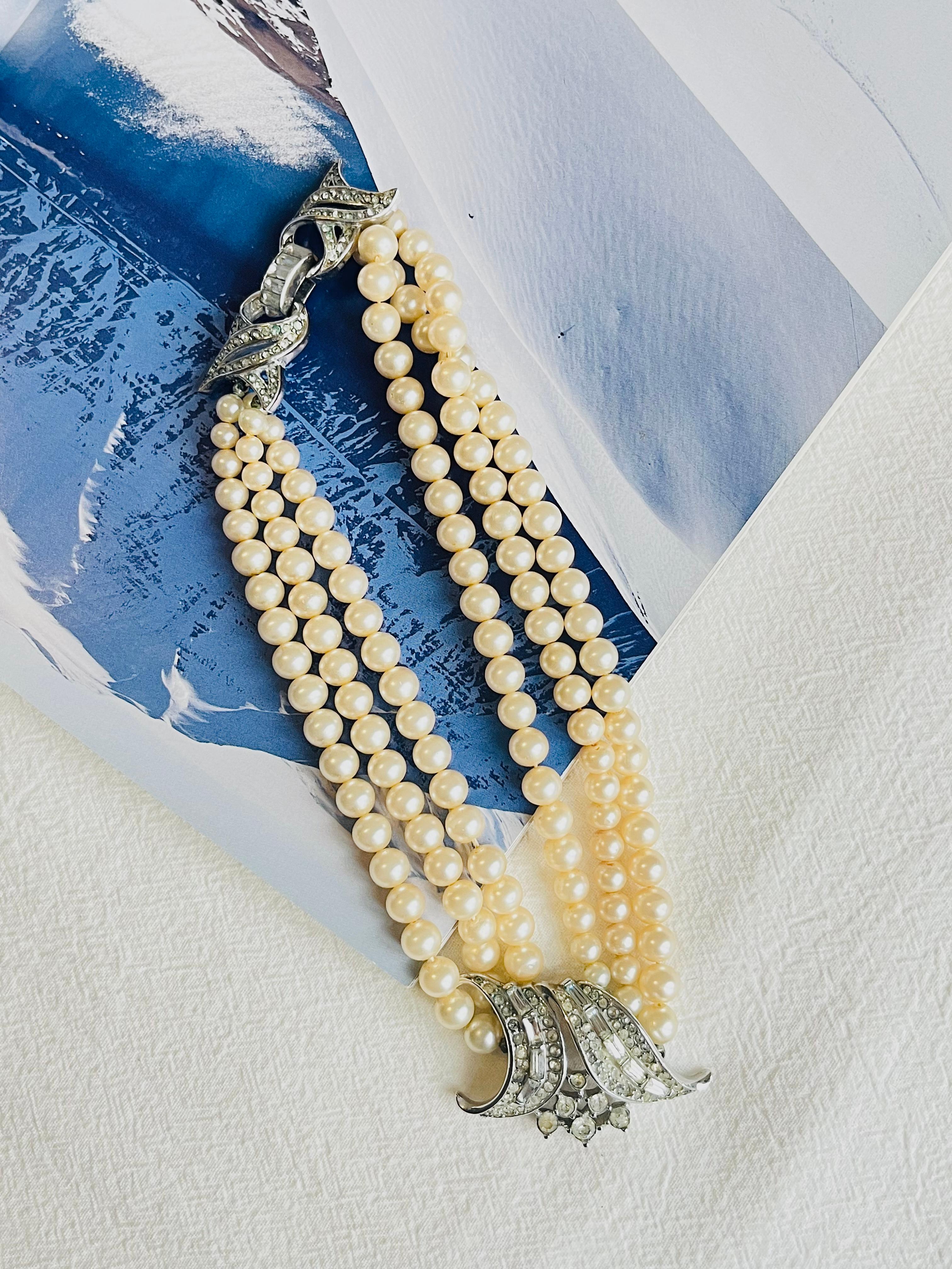 Crown Trifari 1940s Trio Strands Layer Pearls Crystals Pendant Choker Necklace In Good Condition For Sale In Wokingham, England