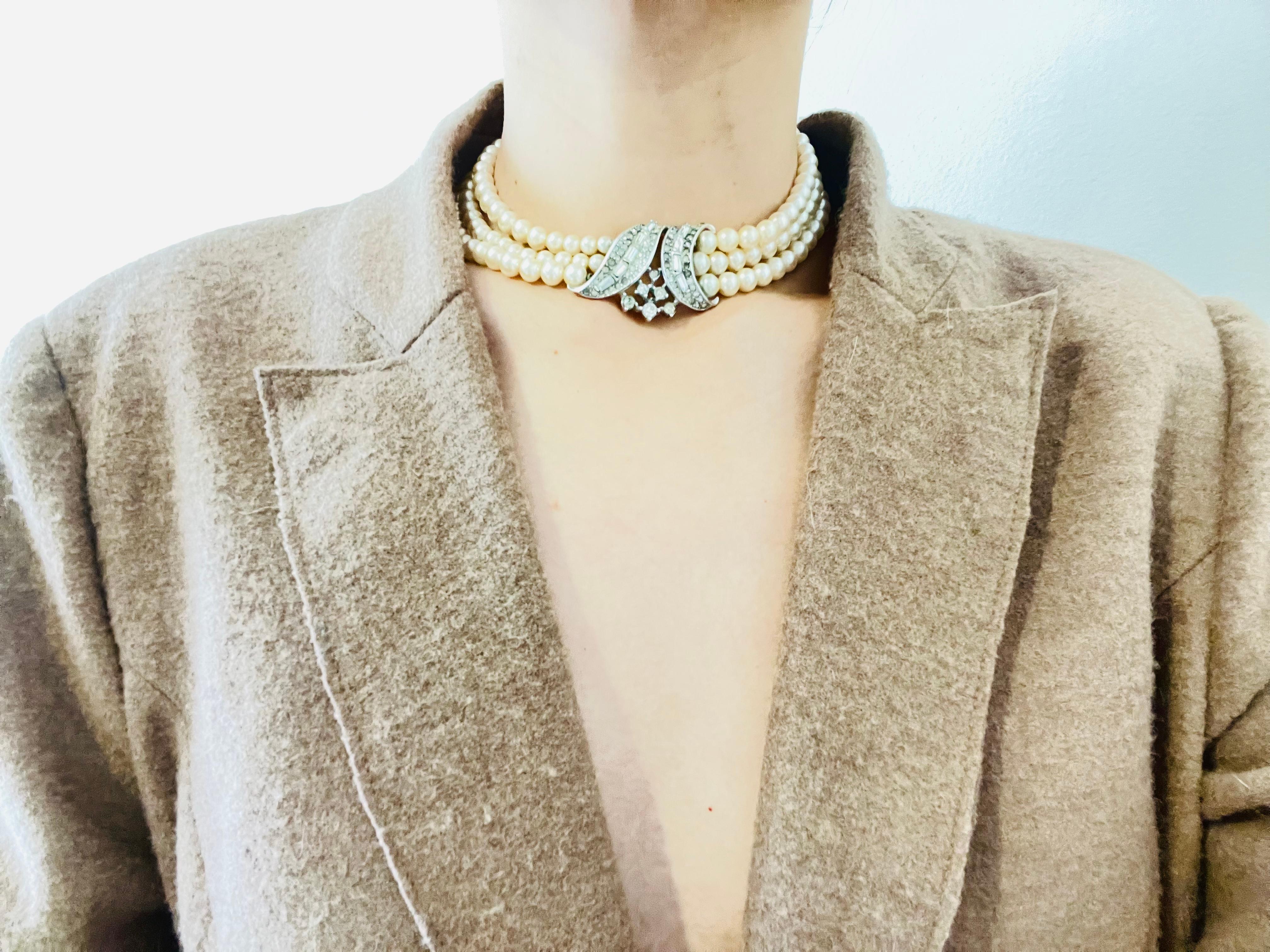 Crown Trifari 1940s White Beads Pearls Trio Strands Layers Crystals Necklace in vendita 5