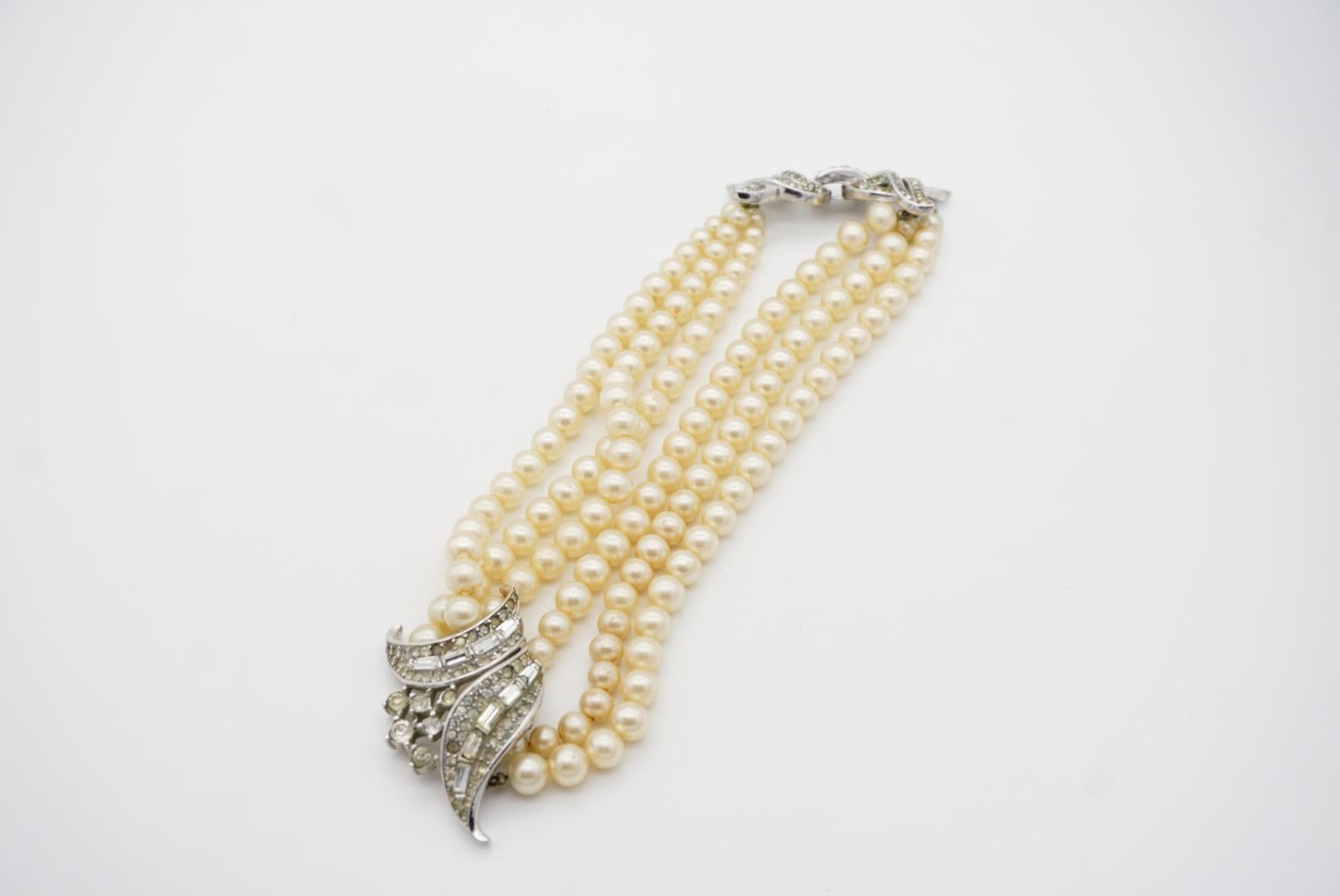 Crown Trifari 1940s White Beads Pearls Trio Strands Layers Crystals Necklace in vendita 7