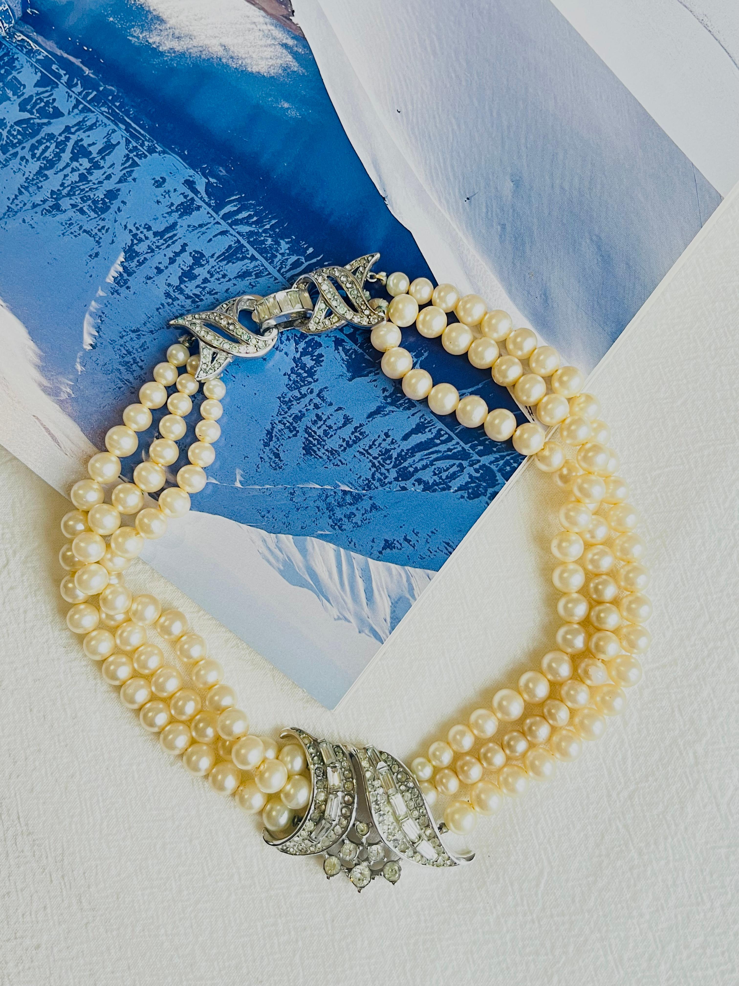 Crown Trifari 1940s White Beads Pearls Trio Strands Layers Crystals Necklace In condizioni buone in vendita a Wokingham, England