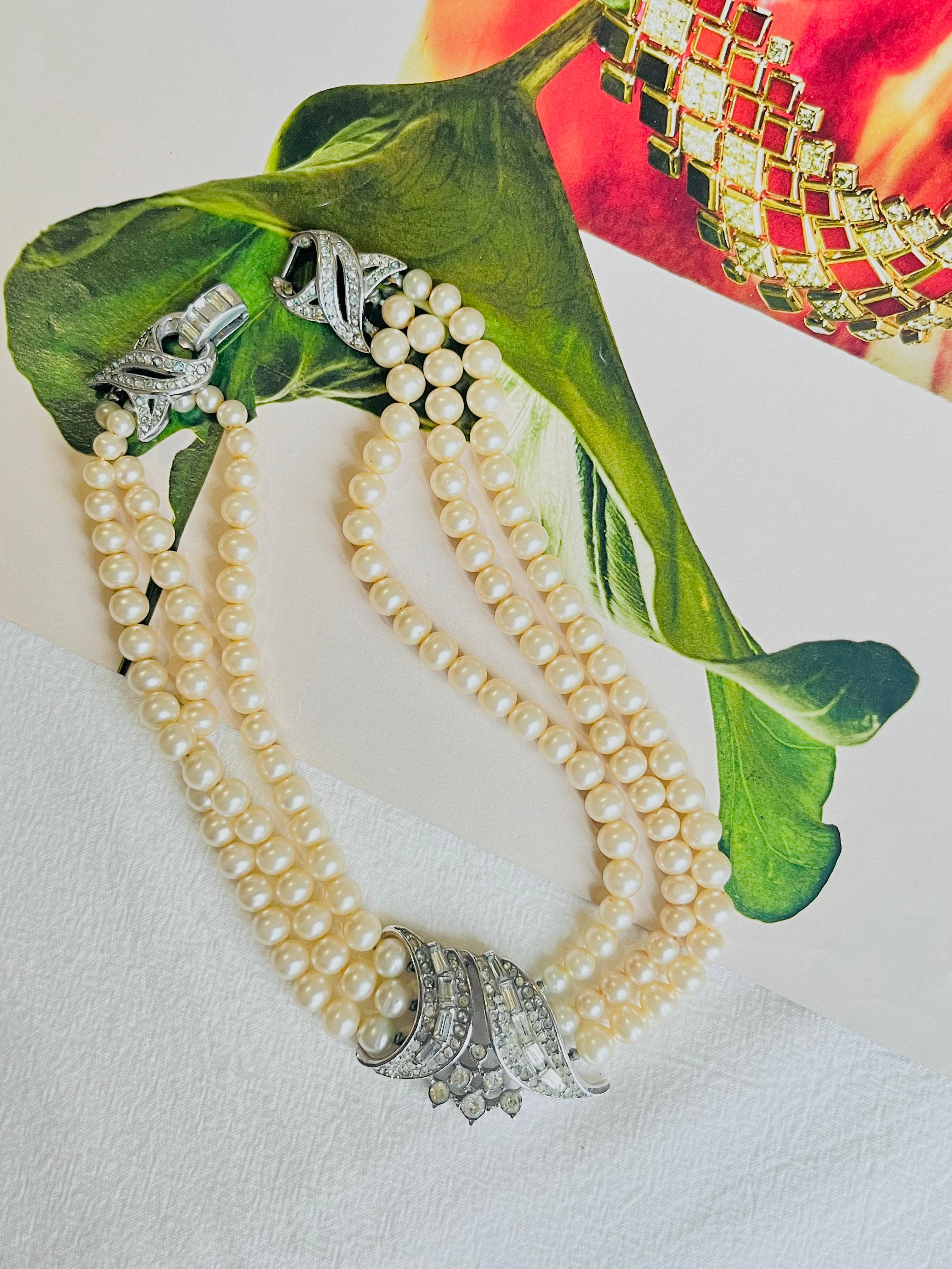 Crown Trifari 1940s White Beads Pearls Trio Strands Layers Crystals Necklace in vendita 1