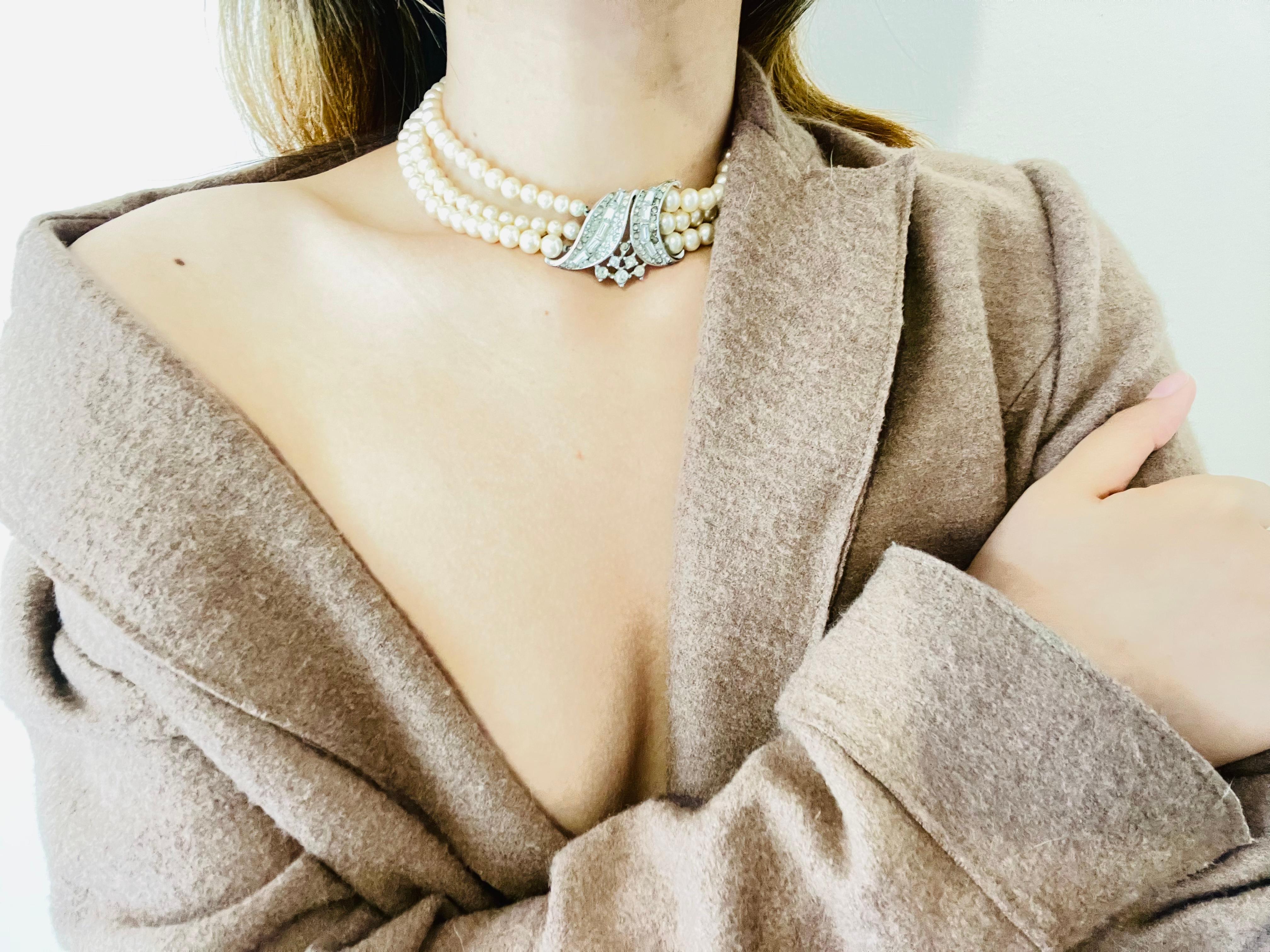 Crown Trifari 1940s White Beads Pearls Trio Strands Layers Crystals Necklace in vendita 3