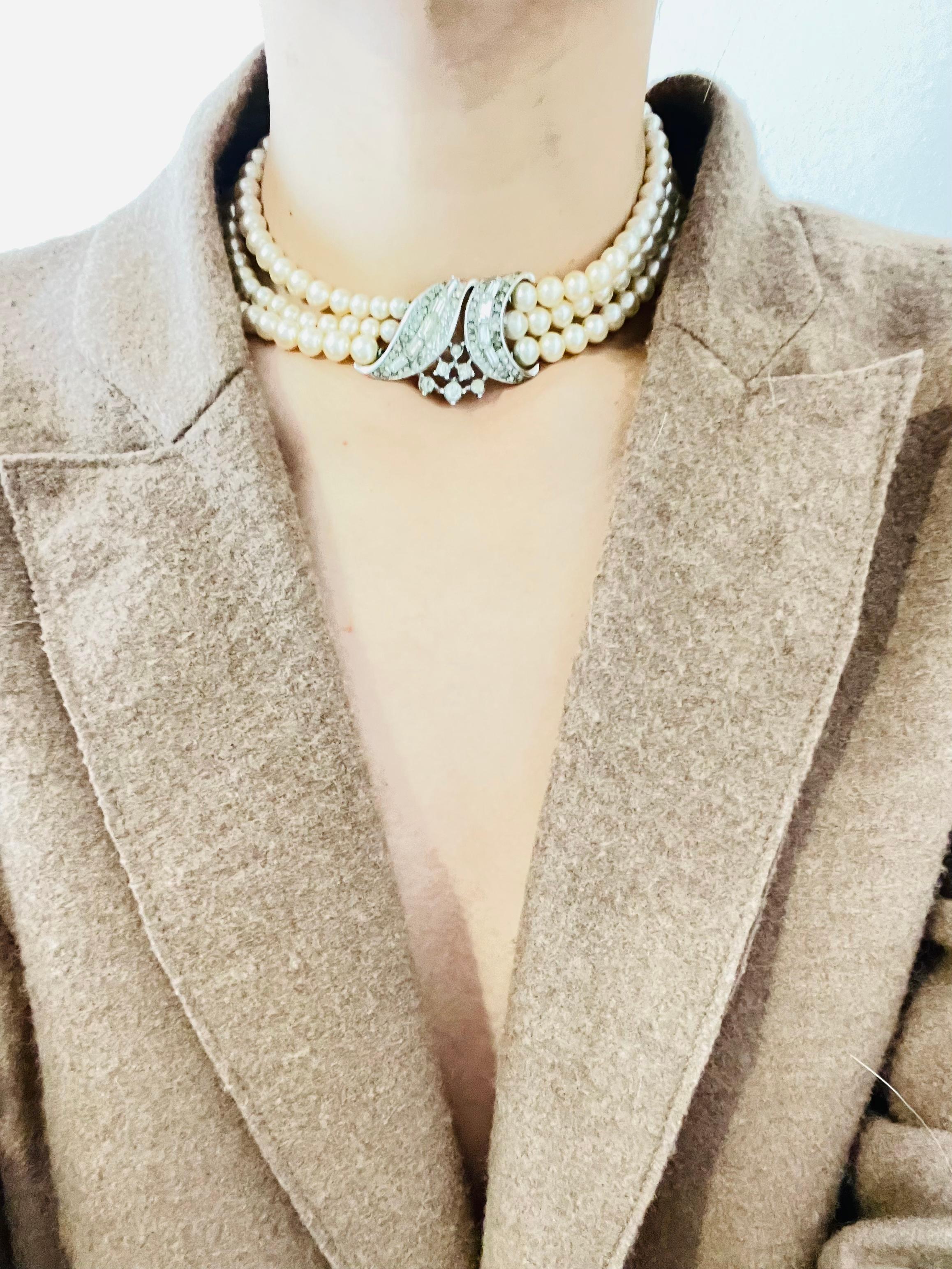 Crown Trifari 1940s White Beads Pearls Trio Strands Layers Crystals Necklace in vendita 4