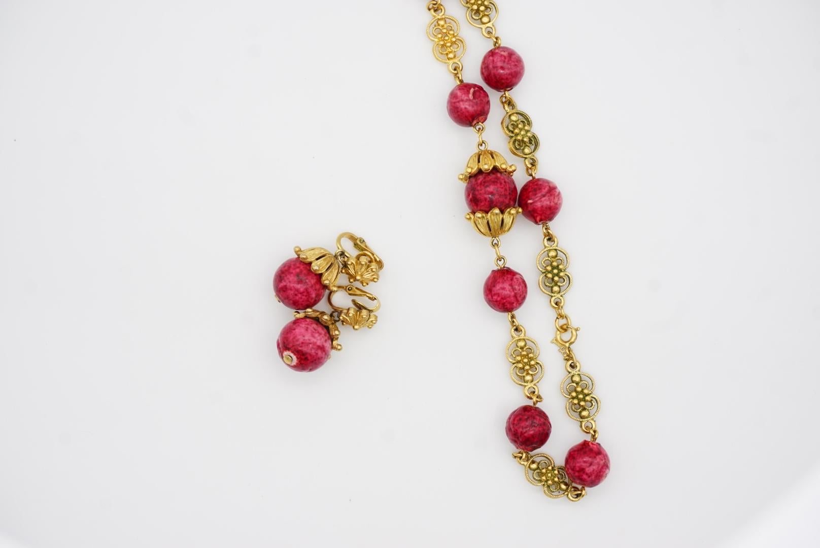 Set de sautoirs et boucles d'oreilles Crown Trifari 1950 Red Cranberry Fruit Filigree en vente 11
