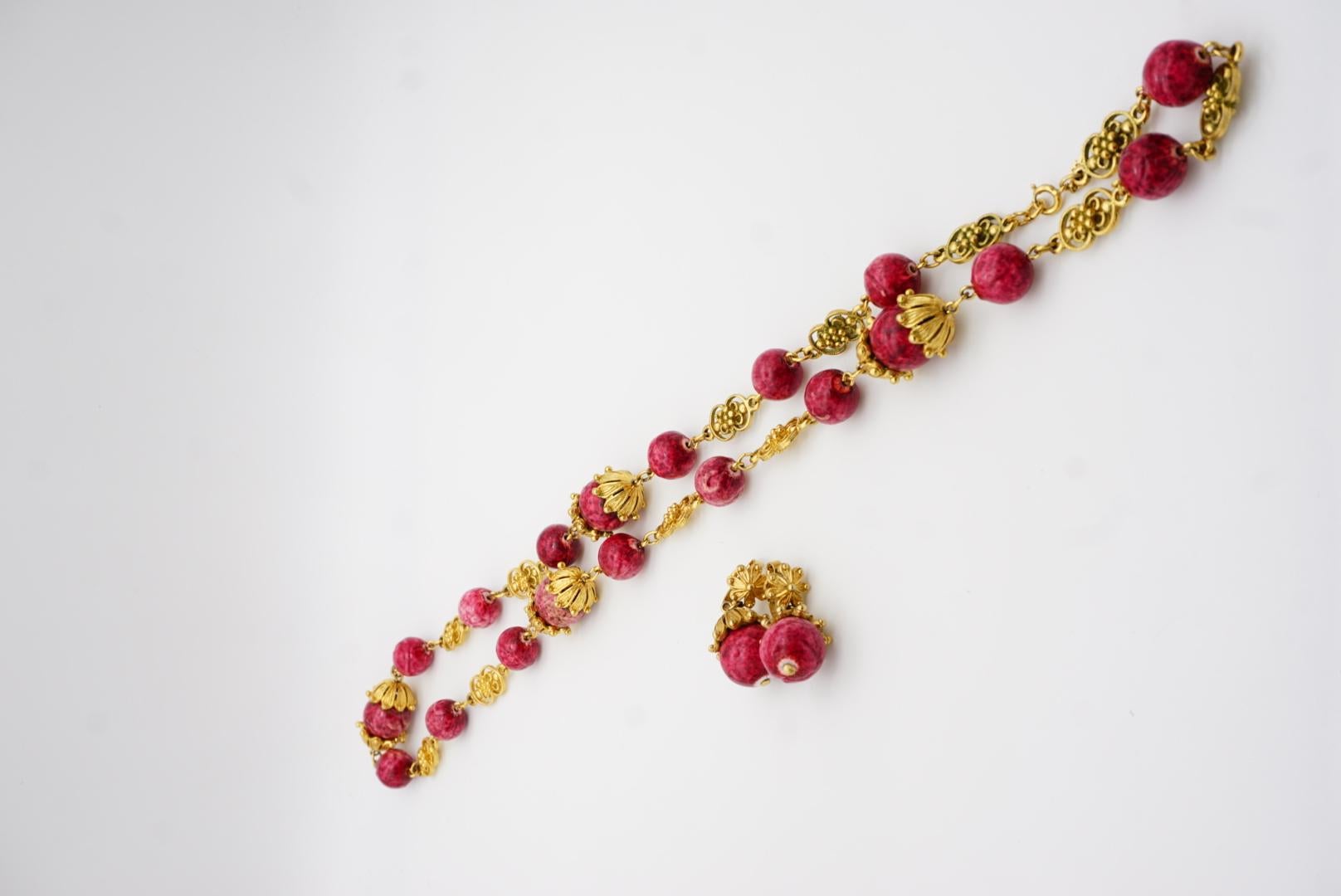 Set de sautoirs et boucles d'oreilles Crown Trifari 1950 Red Cranberry Fruit Filigree en vente 12