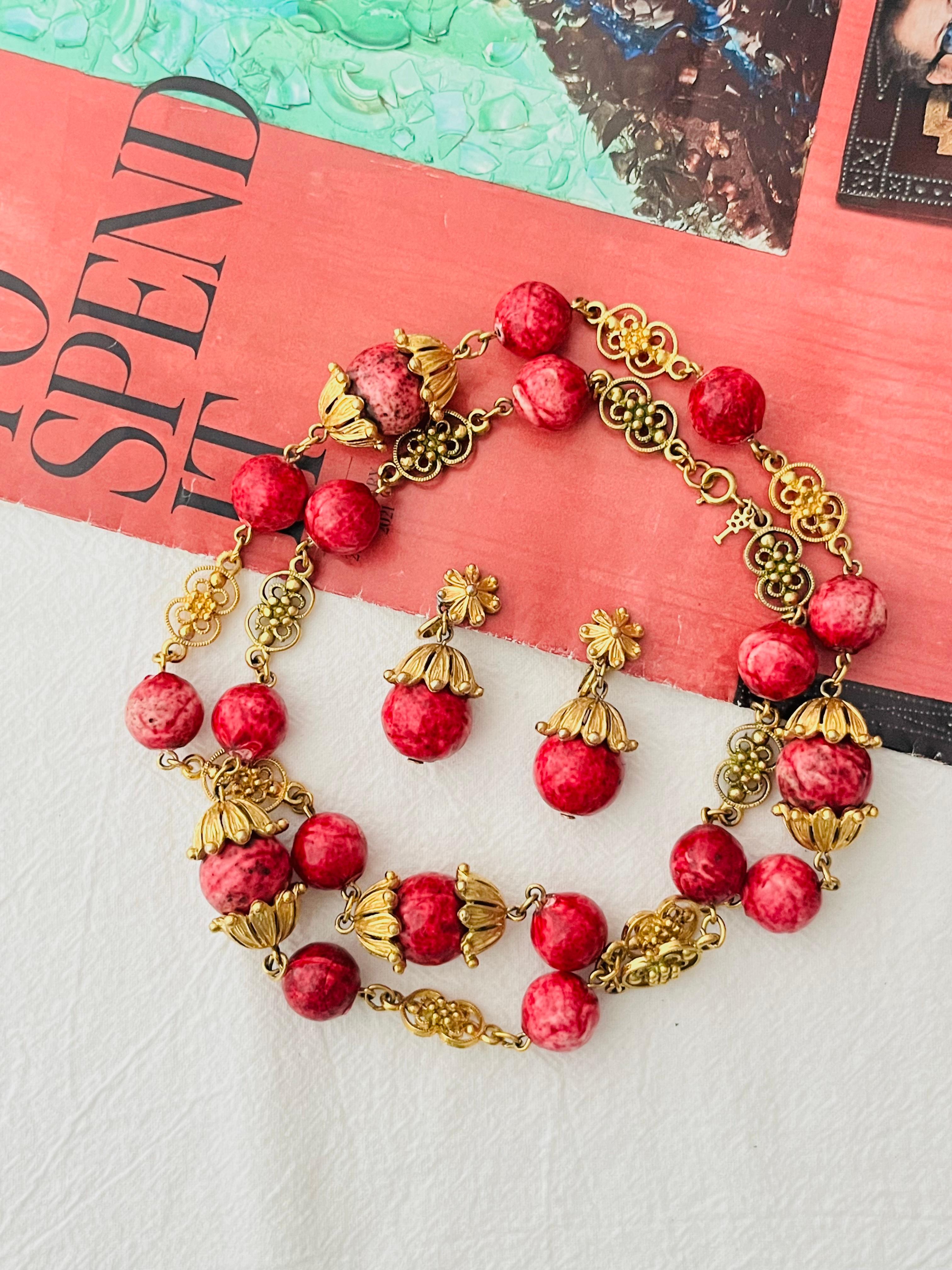Set de sautoirs et boucles d'oreilles Crown Trifari 1950 Red Cranberry Fruit Filigree Bon état - En vente à Wokingham, England