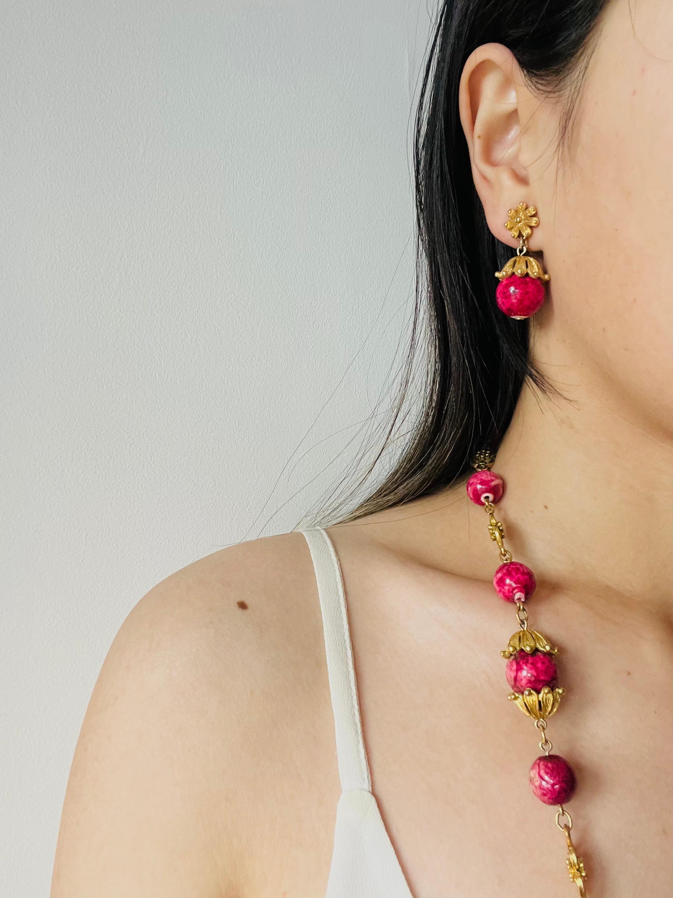Set de sautoirs et boucles d'oreilles Crown Trifari 1950 Red Cranberry Fruit Filigree en vente 2