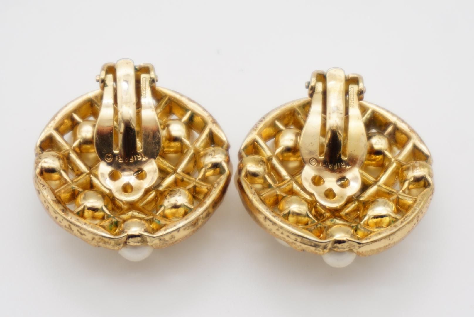 Crown Trifari 1950 Runder Kreis Weiße Perlen Durchbrochene Criss Kreuz Clip-Ohrringe im Angebot 8