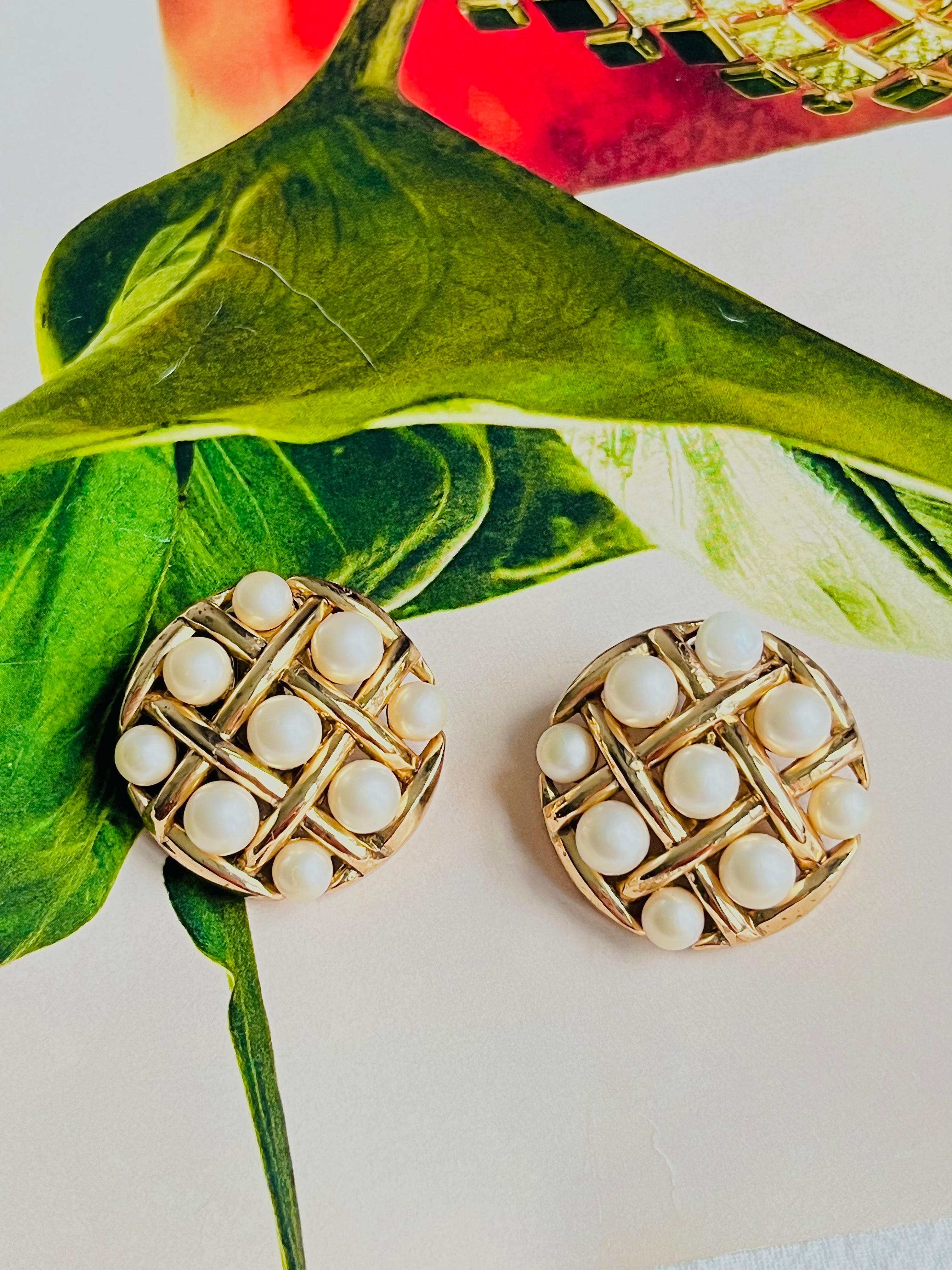 Crown Trifari 1950 Round Circle White Pearls Openwork Criss Cross Chunky Clip Earrings, Gold Tone

Very good condition. Some light colour loss or scratches at sides and back, since over 70 years. 

A very beautiful earrings, signed at the back. 100%