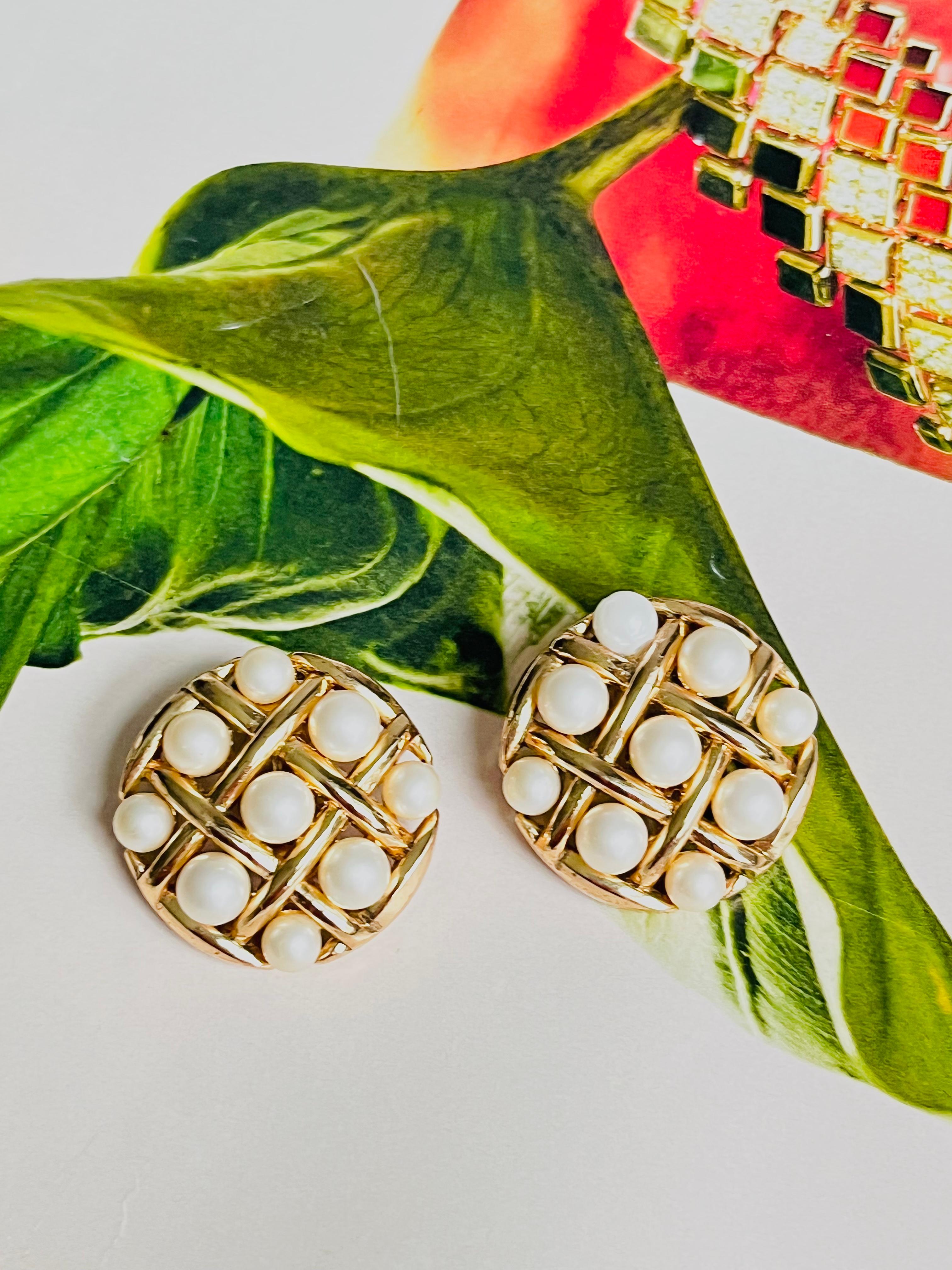 Crown Trifari 1950 Runder Kreis Weiße Perlen Durchbrochene Criss Kreuz Clip-Ohrringe im Zustand „Gut“ im Angebot in Wokingham, England