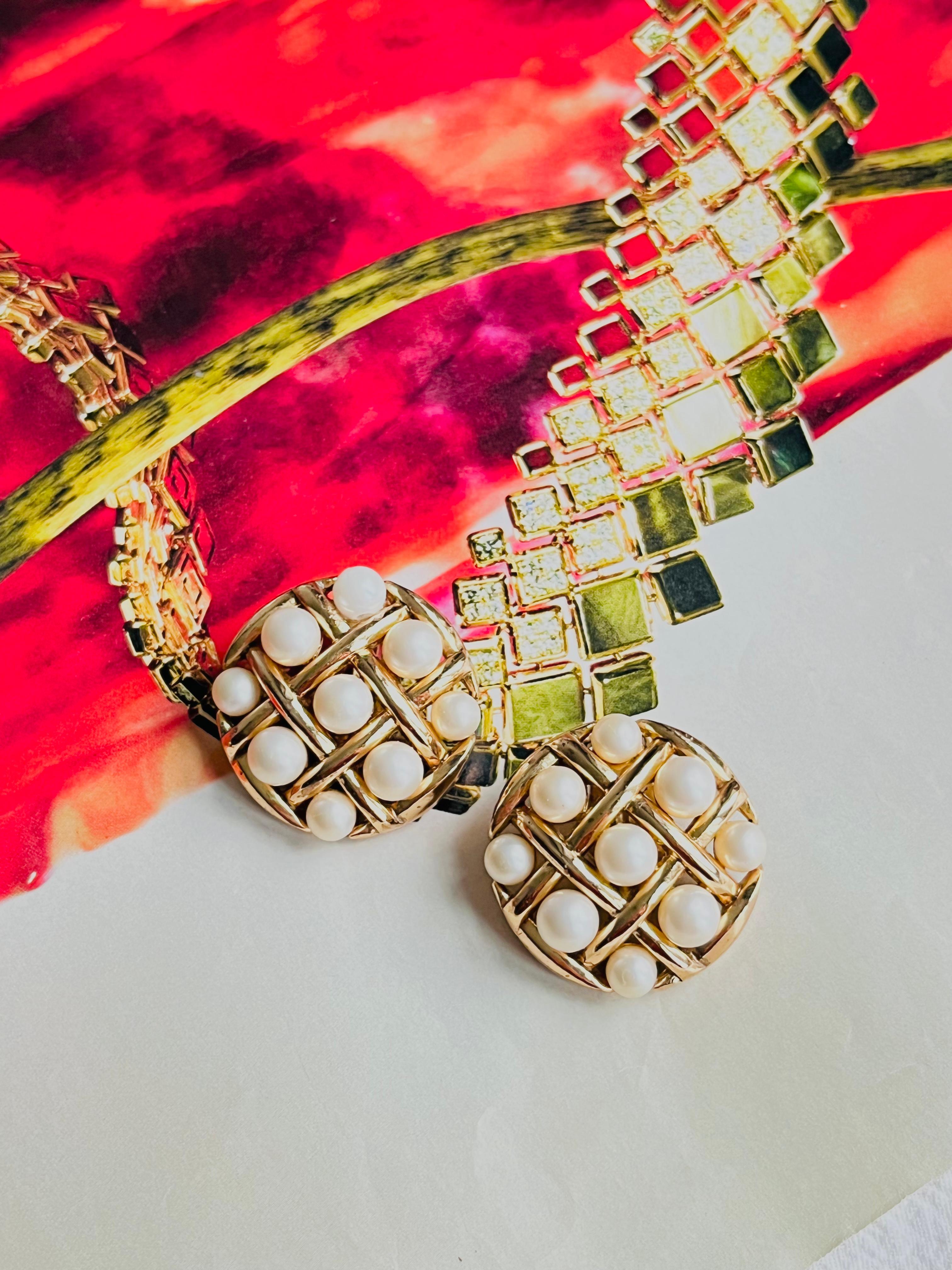 Crown Trifari 1950 Runder Kreis Weiße Perlen Durchbrochene Criss Kreuz Clip-Ohrringe für Damen oder Herren im Angebot