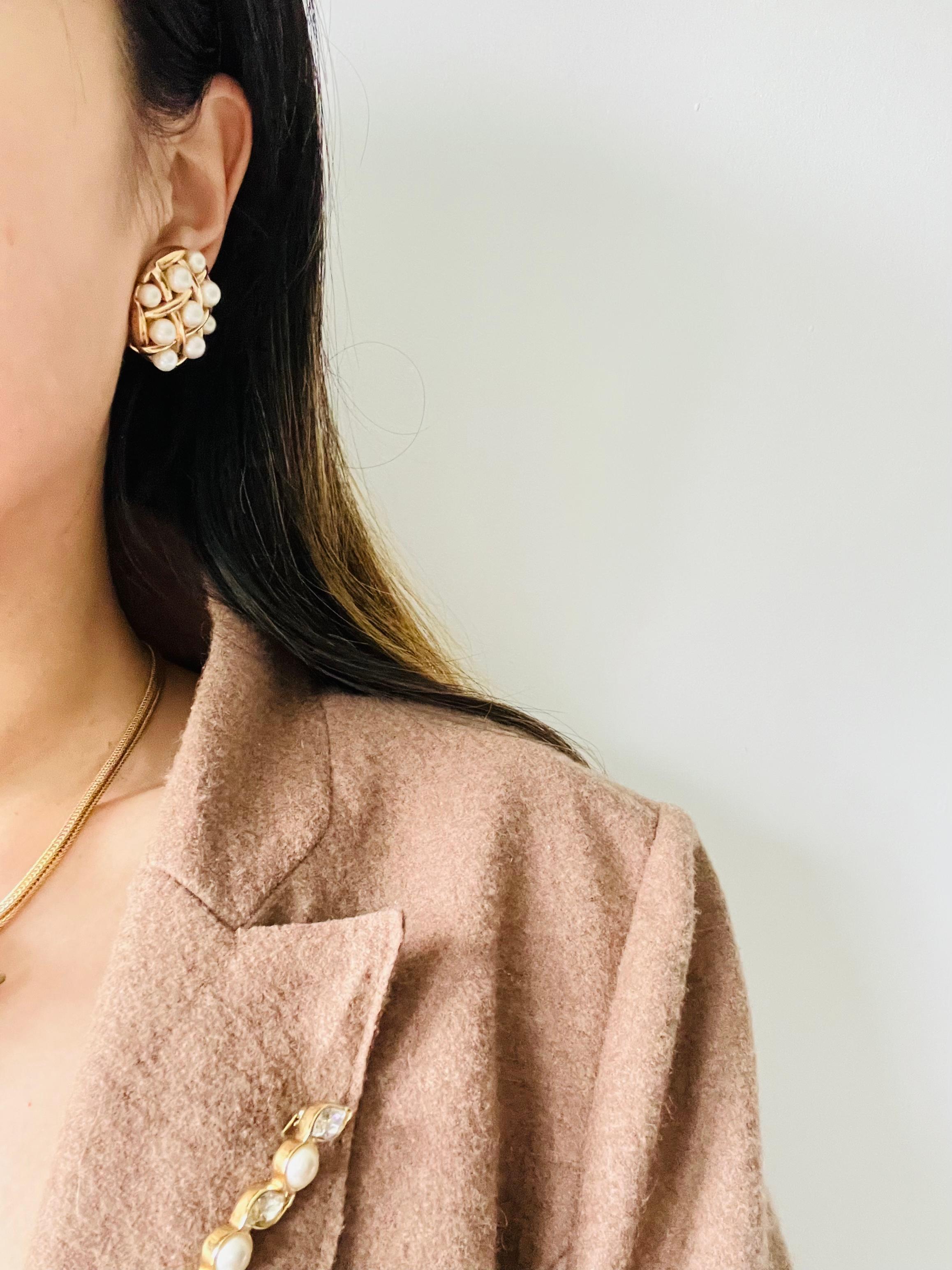 Crown Trifari 1950 Runder Kreis Weiße Perlen Durchbrochene Criss Kreuz Clip-Ohrringe im Angebot 1