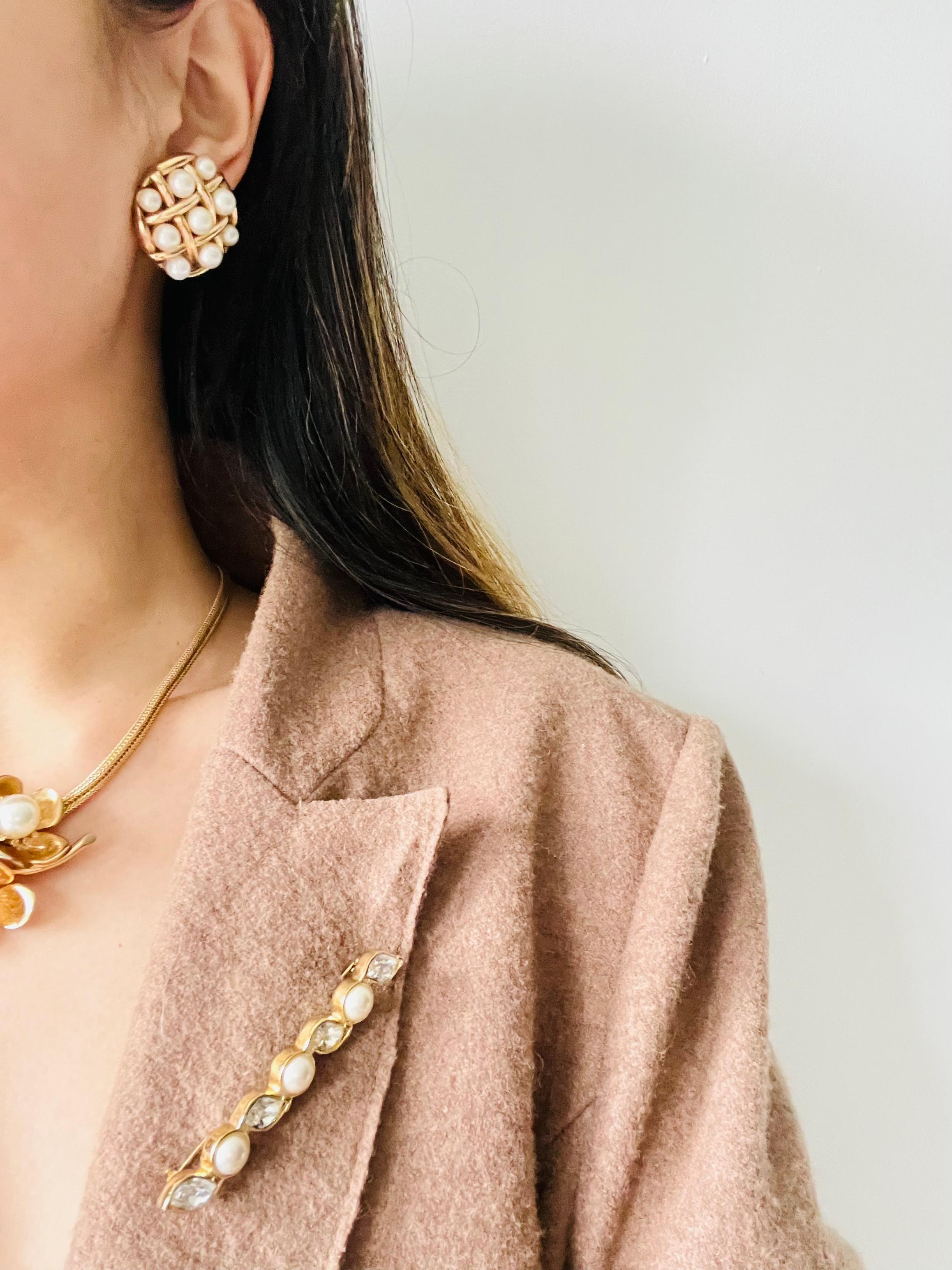 Crown Trifari 1950 Runder Kreis Weiße Perlen Durchbrochene Criss Kreuz Clip-Ohrringe im Angebot 2