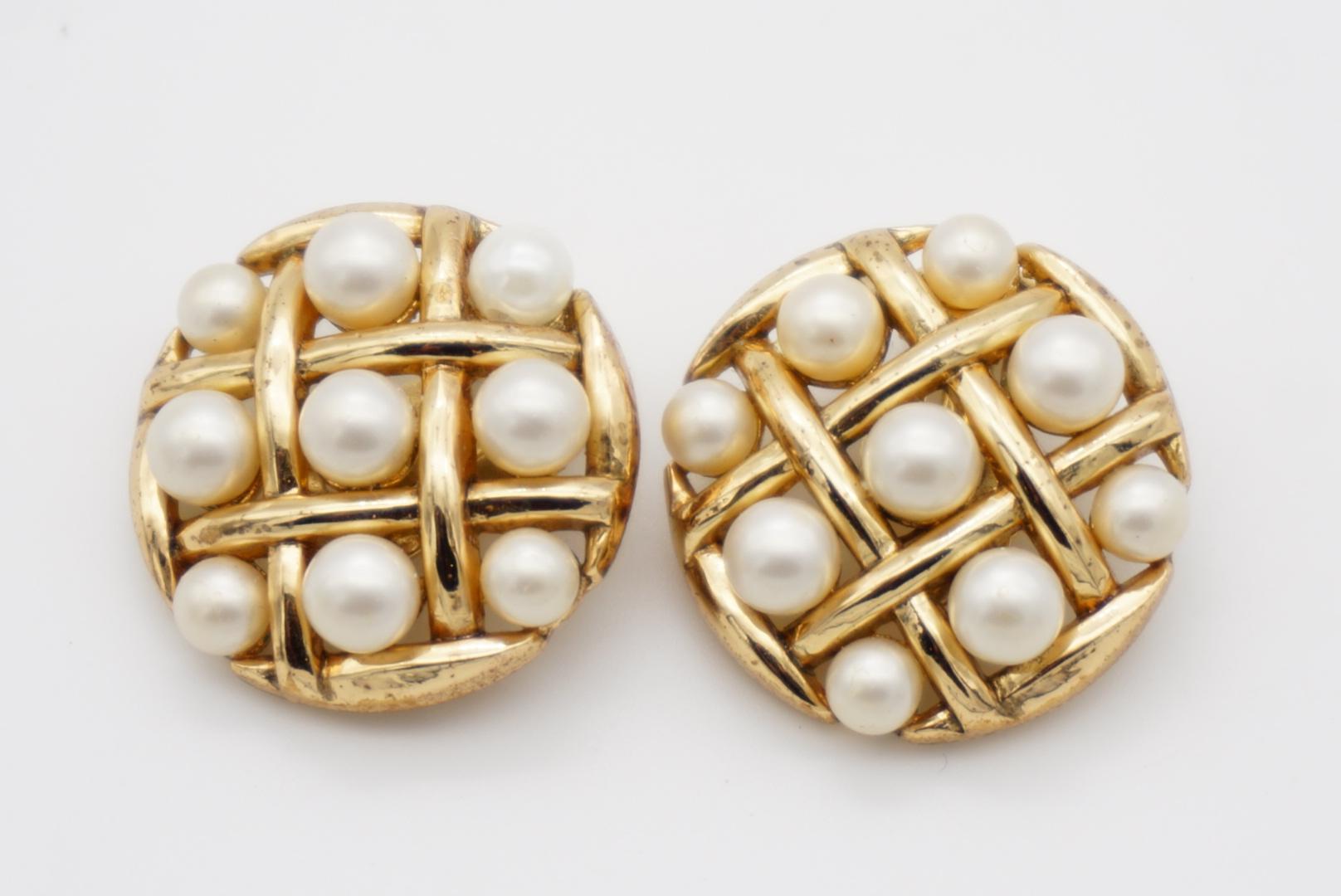 Crown Trifari 1950 Round Circle White Pearls Openwork Criss Cross Clip Earrings For Sale 4