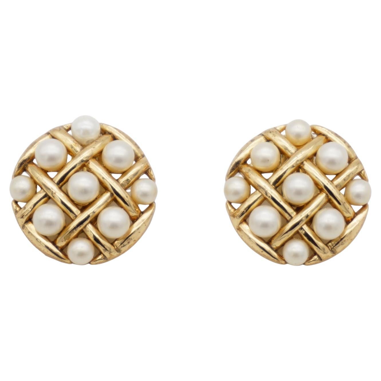 Crown Trifari 1950 Round Circle White Pearls Openwork Criss Cross Clip Earrings For Sale