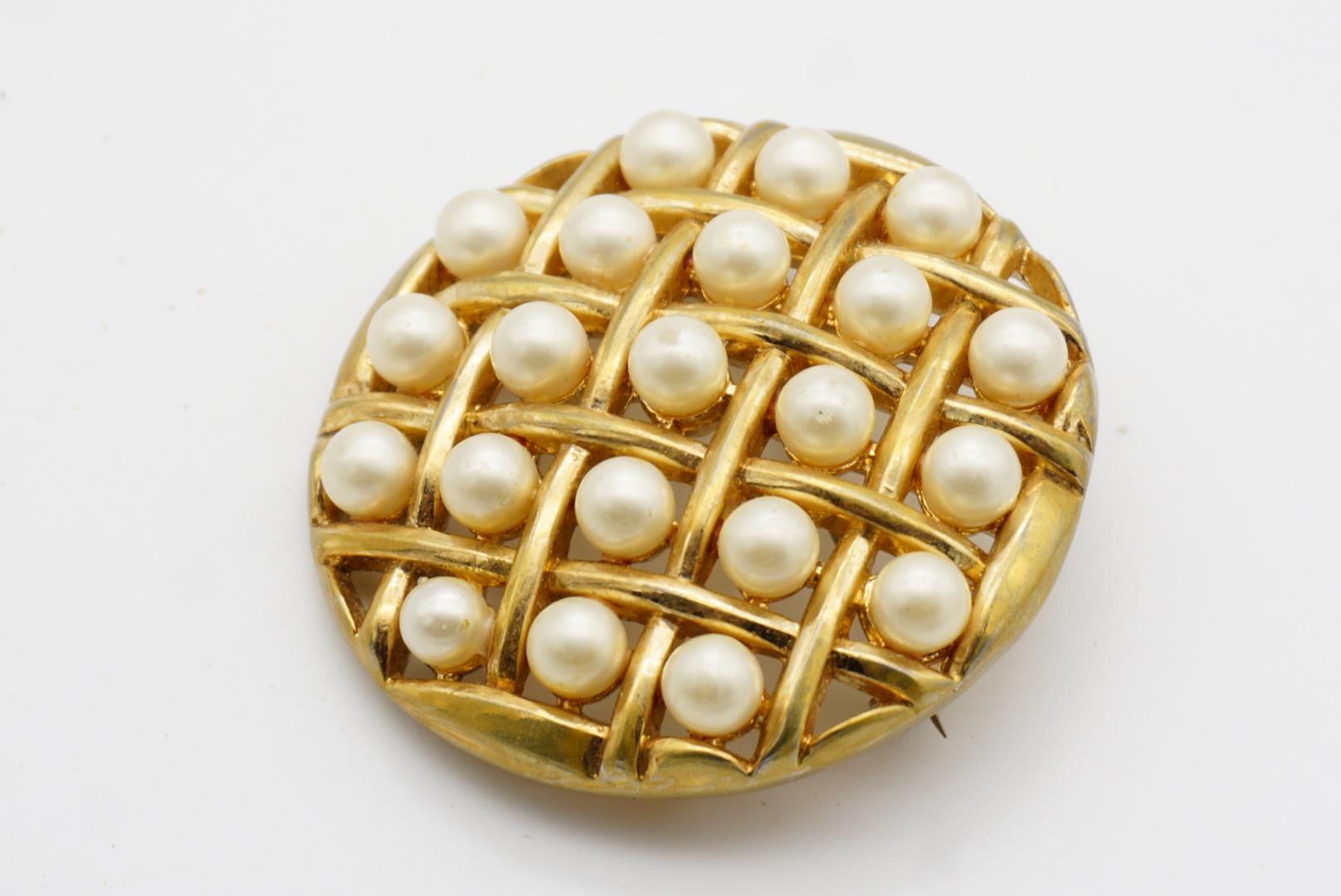 Crown Trifari 1950 White Pearls Openwork Criss Cross Round Circle Chunky Brooch For Sale 5