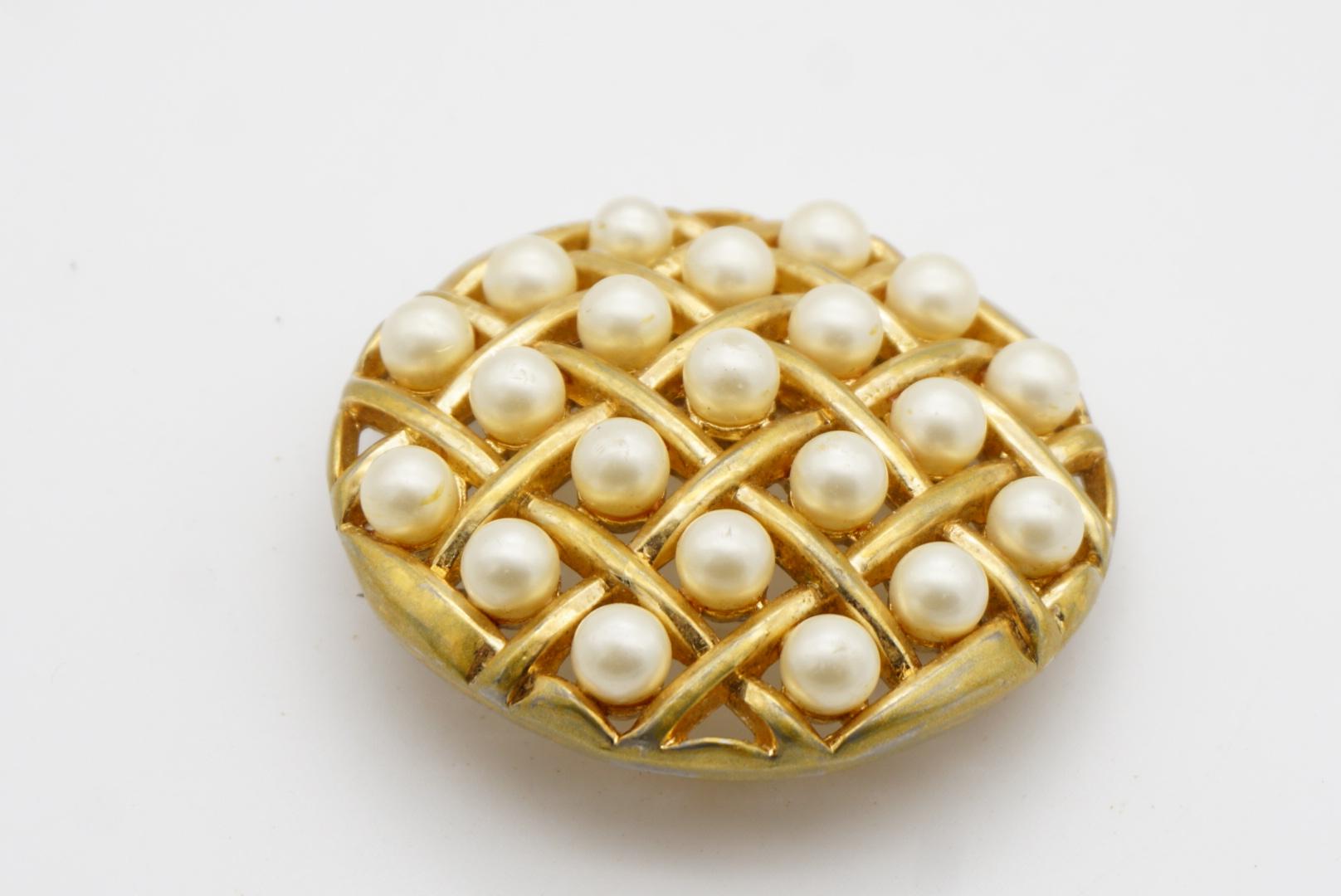 Crown Trifari 1950 White Pearls Openwork Criss Cross Round Circle Chunky Brooch For Sale 6